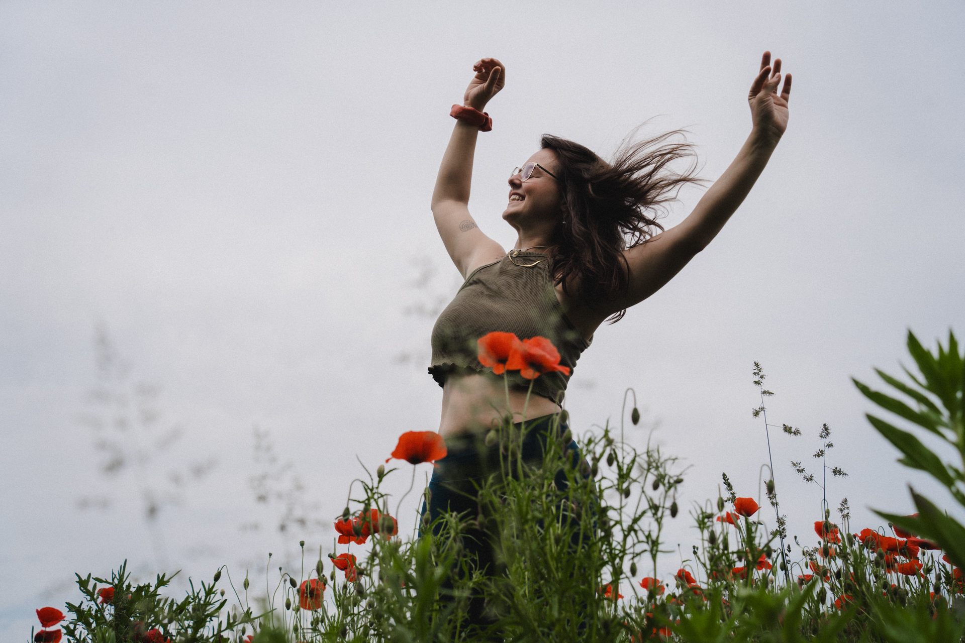 Frau in einem Mohnfeld, Portraitfotograf Augsburg, Business Fotografie Augsburg, Businessfotograf Augsburg, Yoga Augsburg