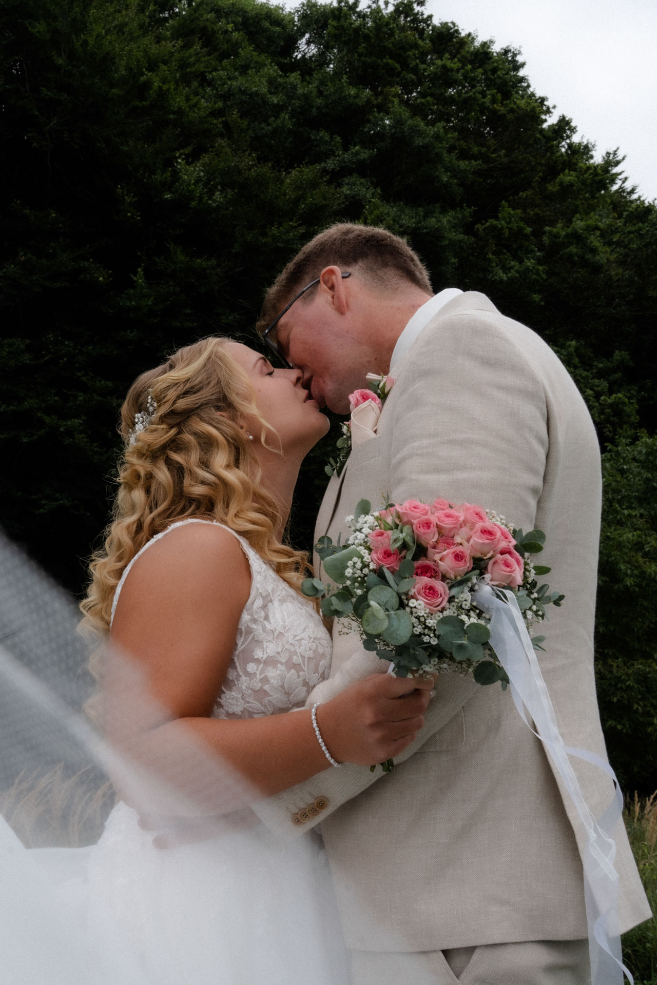 Braut und Bräutigam küssen sich, Hochzeitsfotografie, Hochzeitsfotograf Augsburg