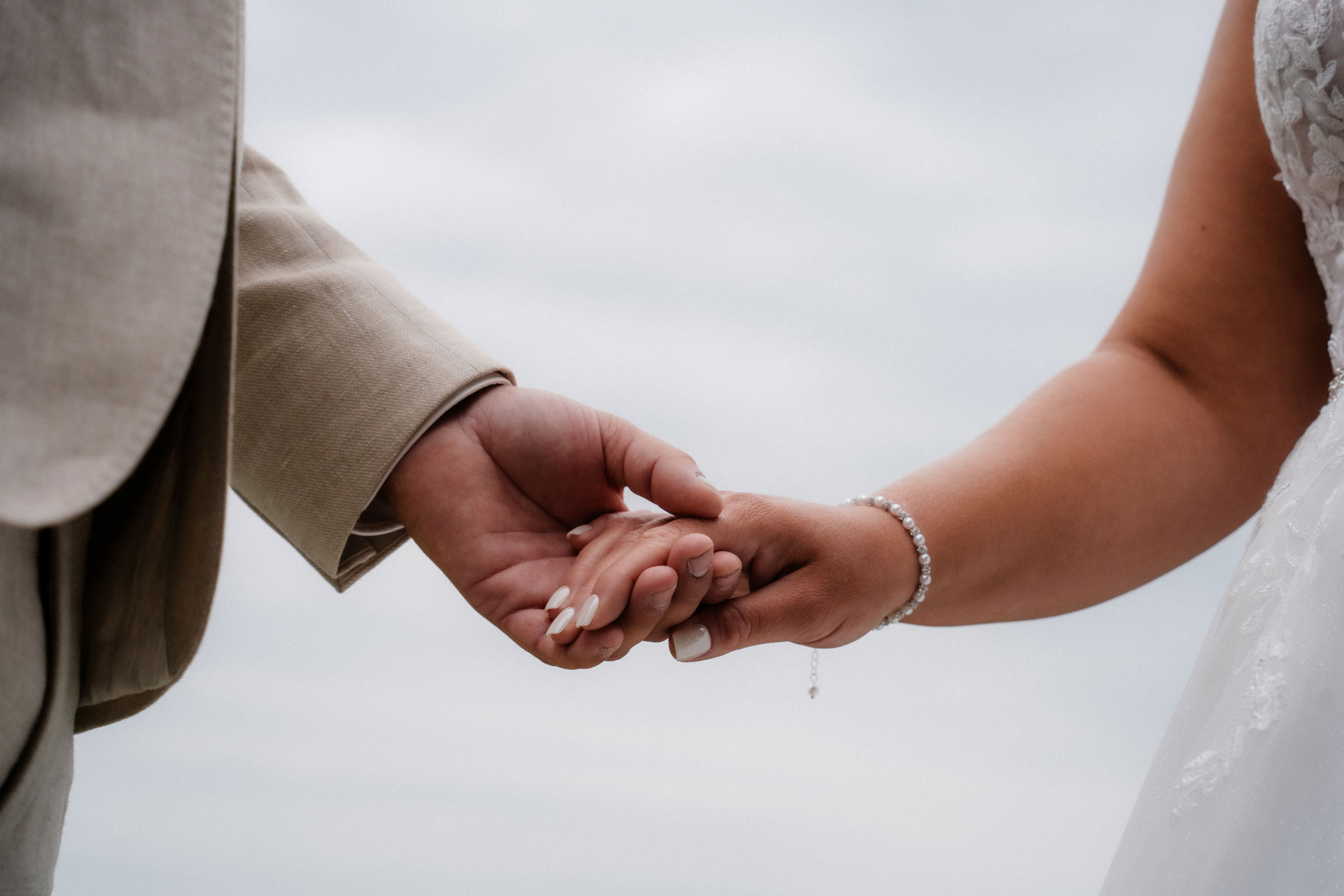 Braut und Bräutigam halten sich an den Händen, Hochzeitsfotografie, Hochzeitsfotograf Augsburg