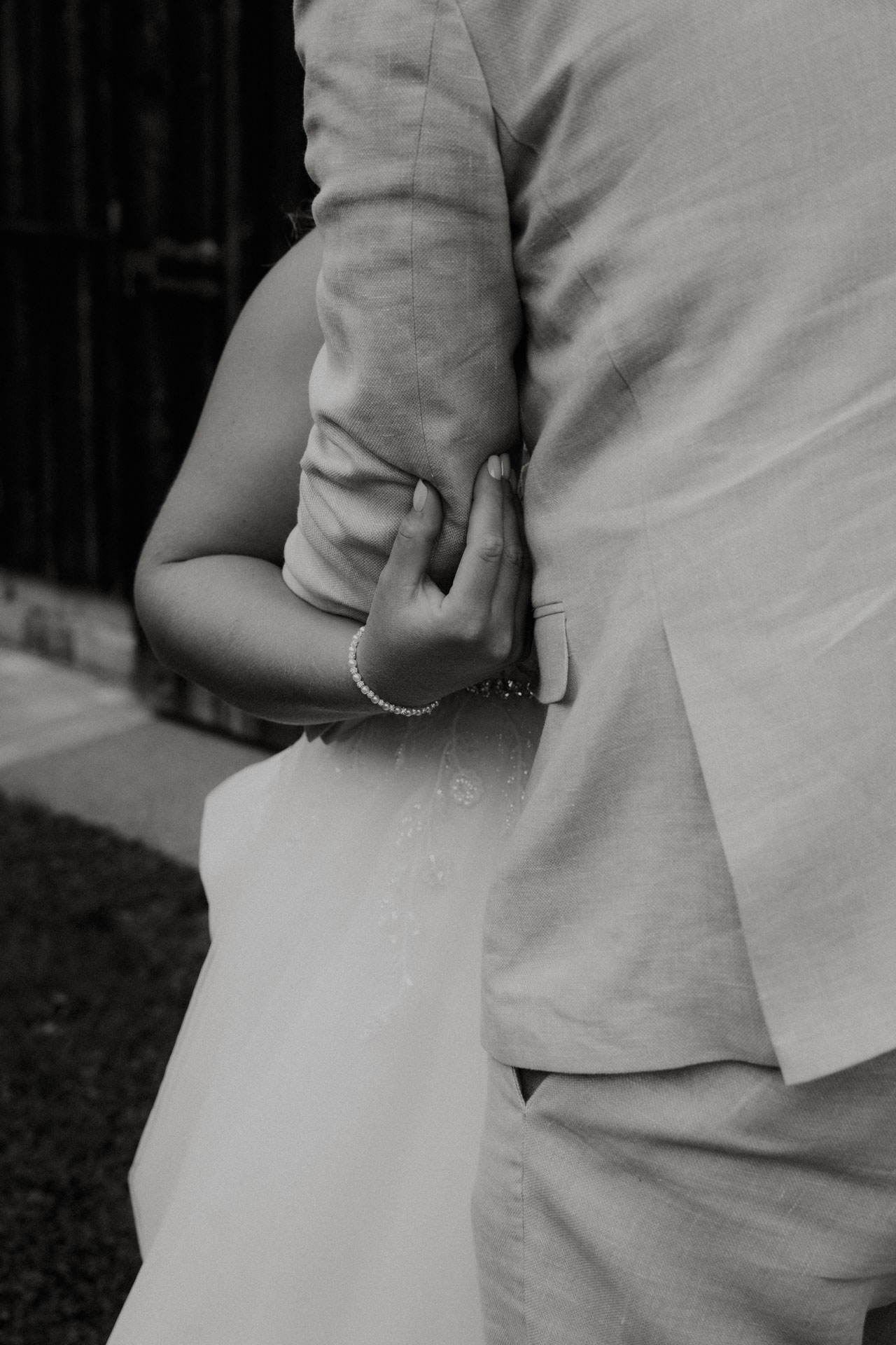 Brautpaar umarmt sich, Detailaufnahme, Hochzeitsfotograf Augsburg