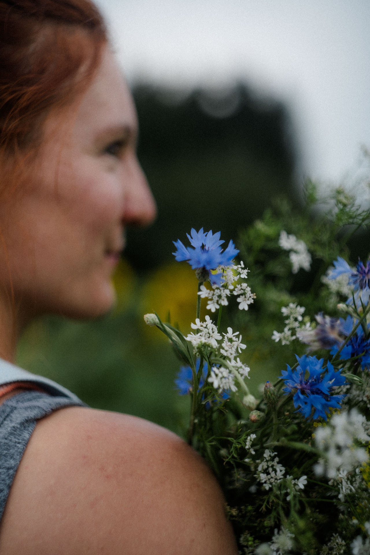 Frau mit Blumen, Portraitfotograf Augsburg