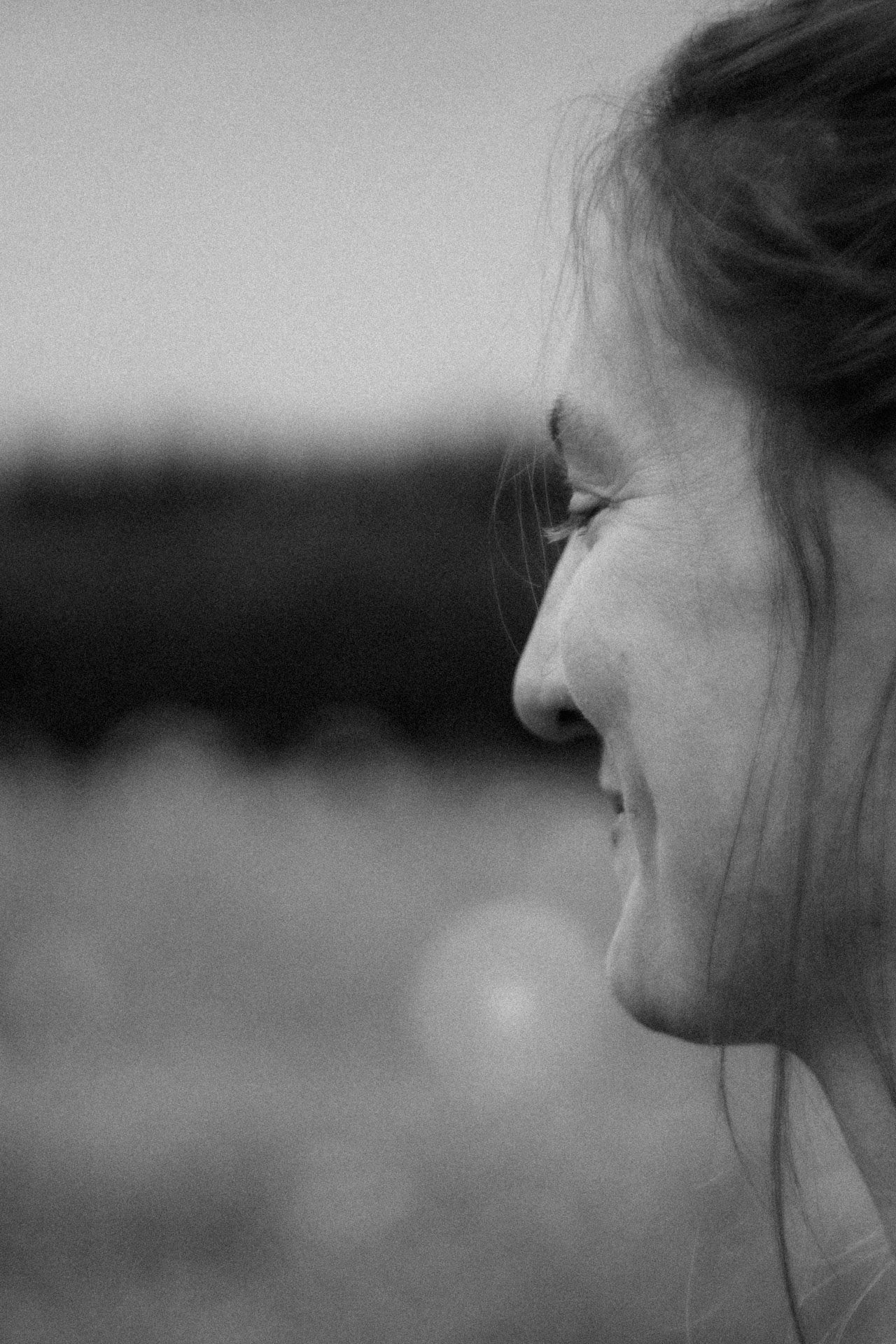 Monochromes Portrait einer Frau, Schwarz und Weiß Fotografie, Portraitfotograf Augsburg