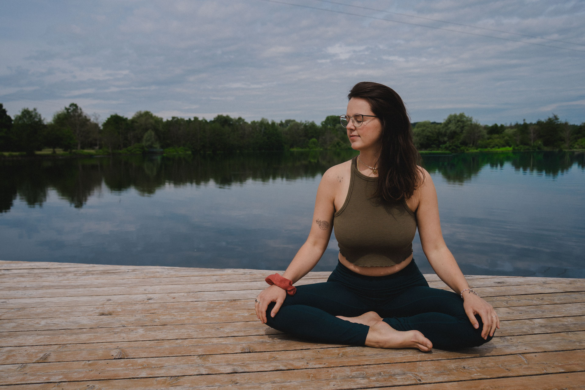 Eine Frau die Yoga auf einem Steg macht, das Foto ist im Rahmen der Unternehmensfotografie entstanden.