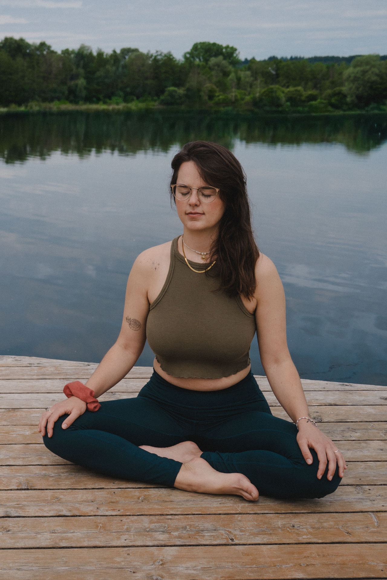 Unternehmensfotografie, Businessfotos, Produktfotos, Yoga, Female Yoga, Mohnblumenfeld, Dinkelscherben bei Augsburg, Portraitfotografie