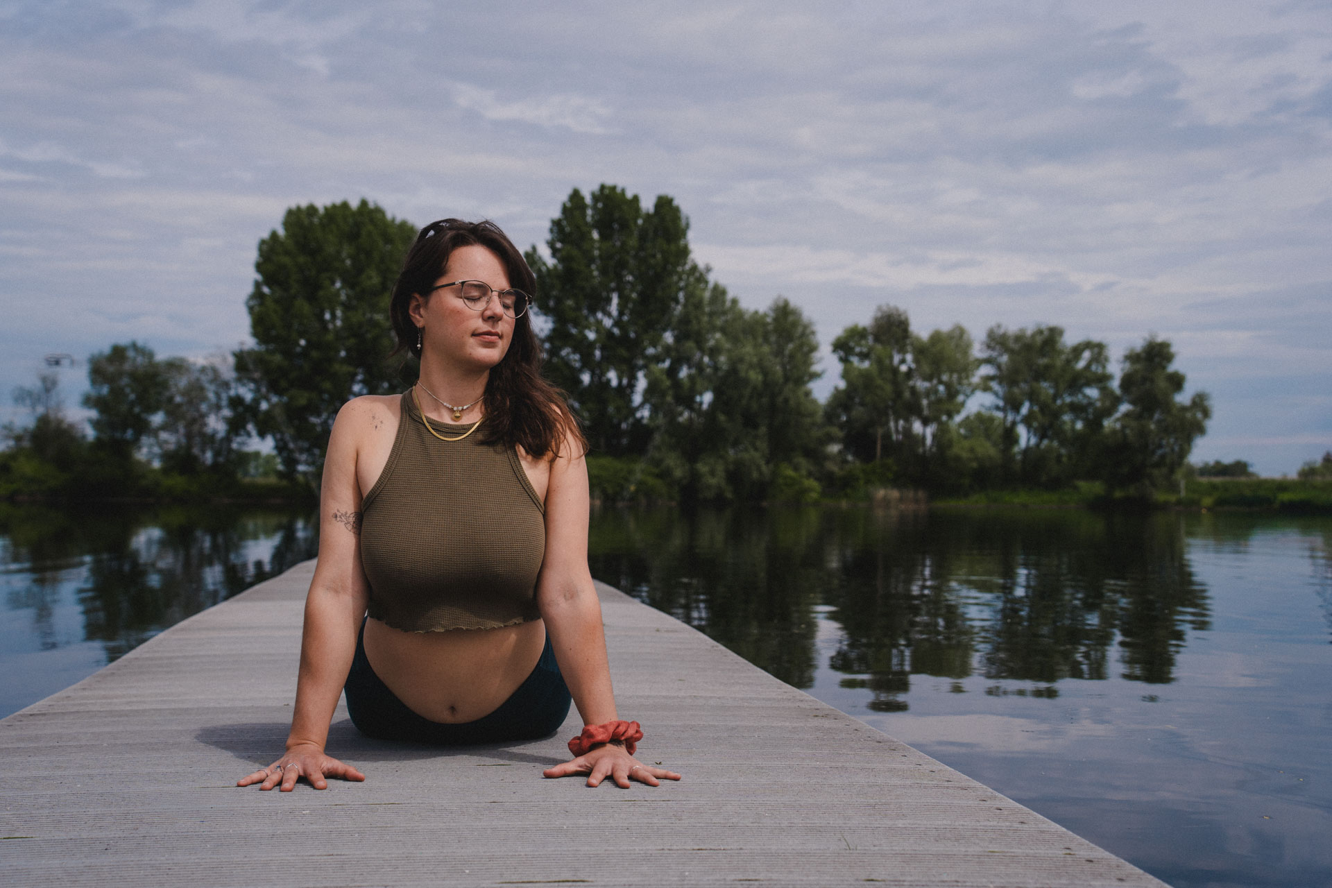 Unternehmensfotografie, Businessfotos, Produktfotos, Yoga, Female Yoga, Mohnblumenfeld, Dinkelscherben bei Augsburg, Portraitfotografie