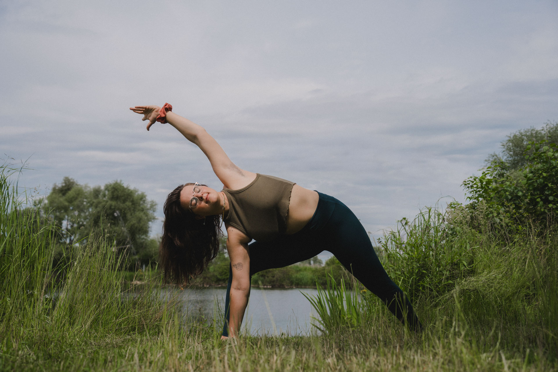 Unternehmensfotografie, Businessfotos, Produktfotos, Yoga, Female Yoga, Mohnblumenfeld, Dinkelscherben bei Augsburg, Portraitfotografie