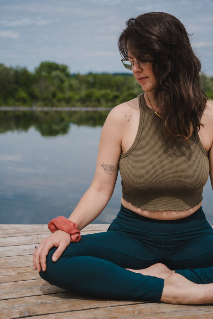 Unternehmensfotografie, Businessfotos, Produktfotos, Yoga, Female Yoga, Mohnblumenfeld, Dinkelscherben bei Augsburg, Portraitfotografie