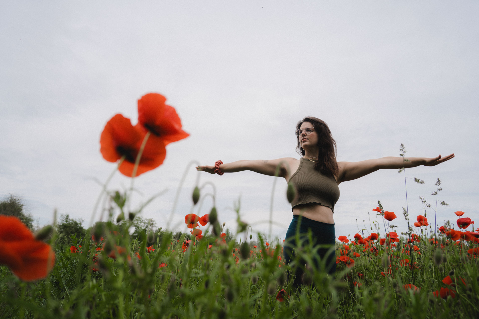 Unternehmensfotografie, Businessfotos, Produktfotos, Yoga, Female Yoga, Mohnblumenfeld, Dinkelscherben bei Augsburg, Portraitfotografie