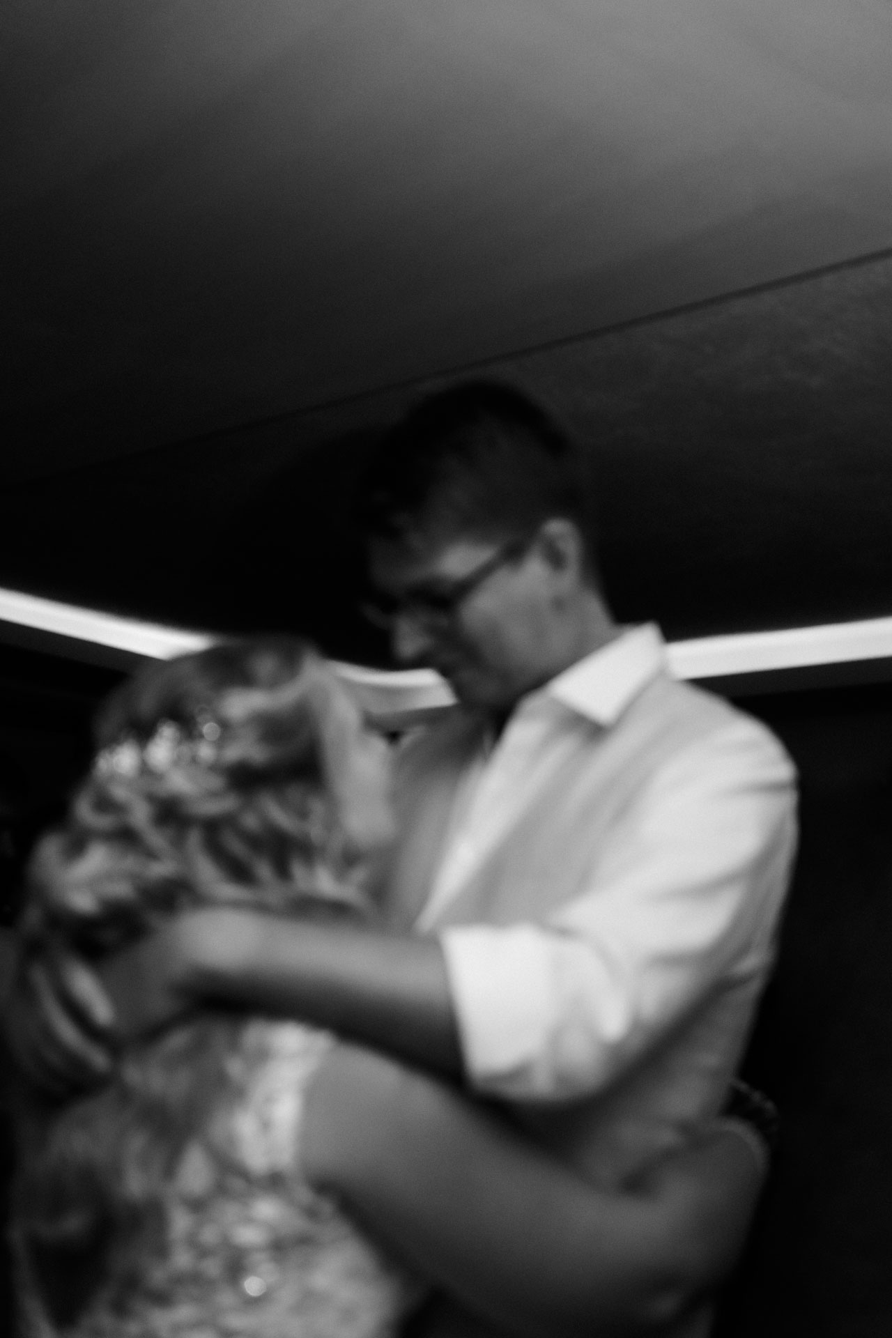 Ein verschwommenes Foto von Braut und Bräutigam beim Hochzeitstanz.