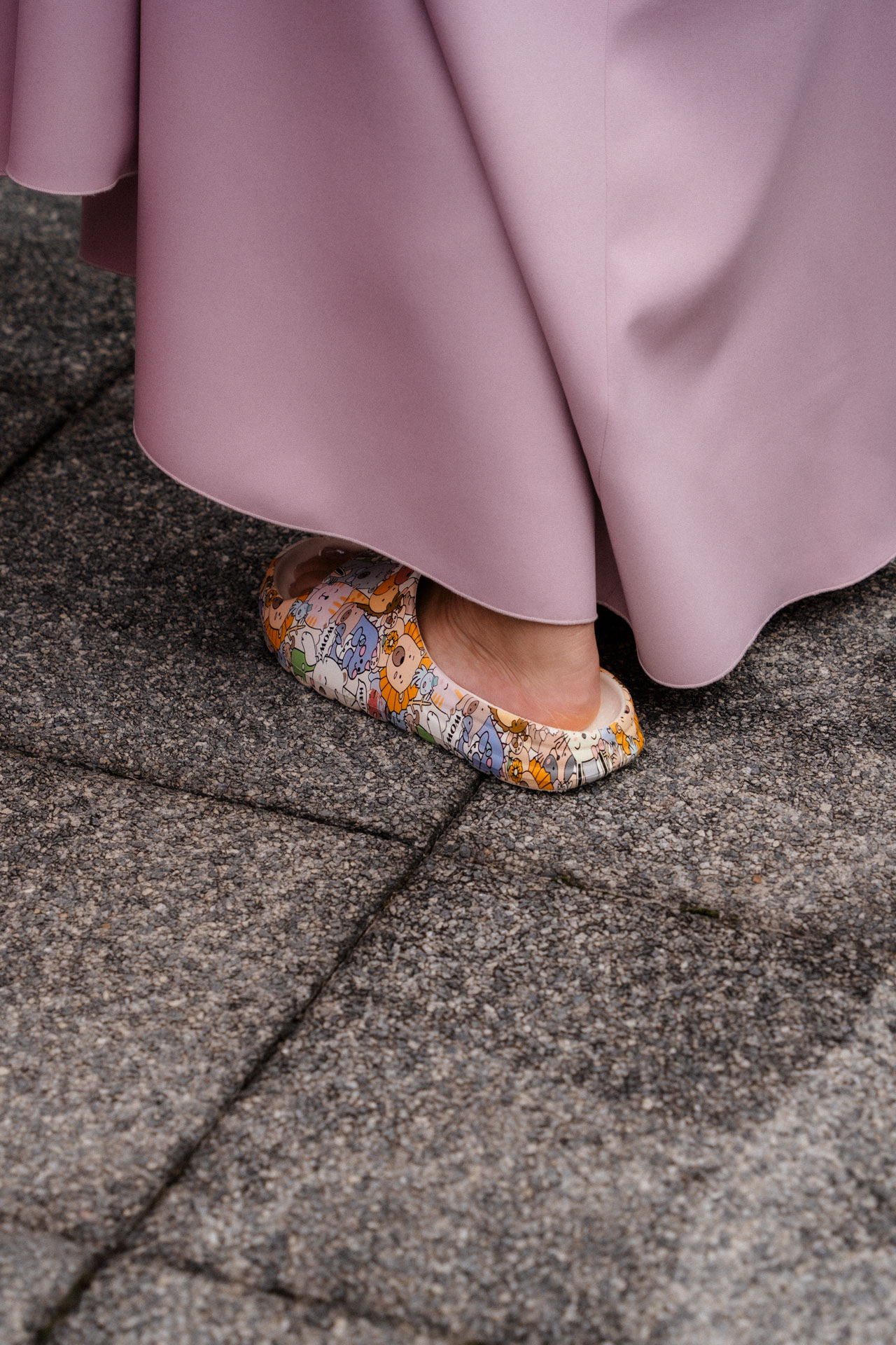 Die Frau auf dem Foto trägt lustige Schuhe.