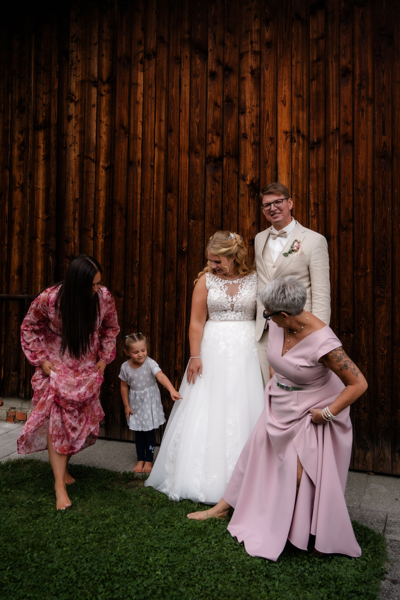 Das Hochzeitspaar albert mit der Familie.