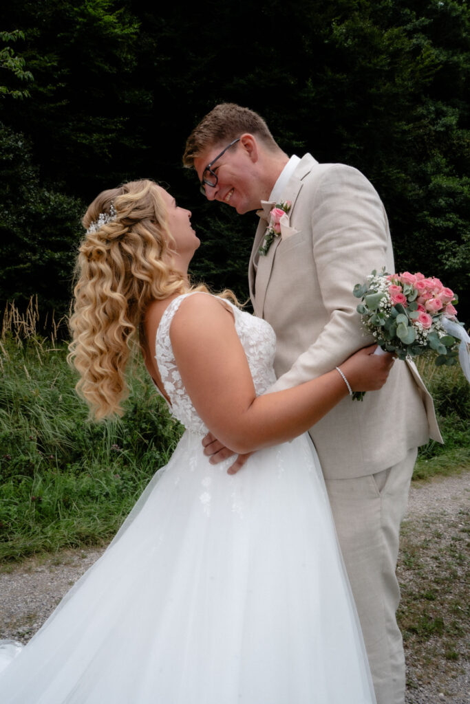 Braut und Bräutigam beim rumalbern.