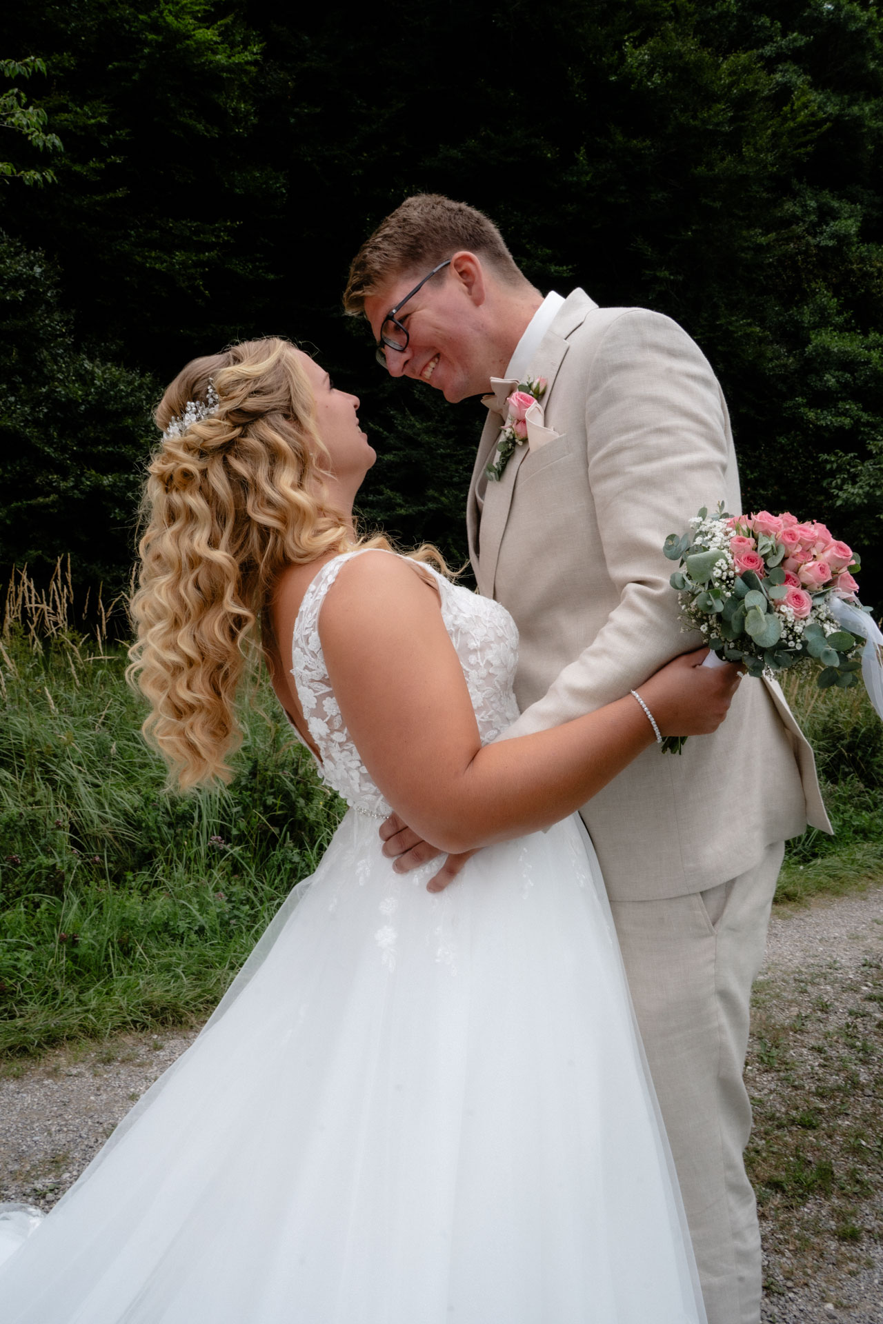 Braut und Bräutigam beim rumalbern.