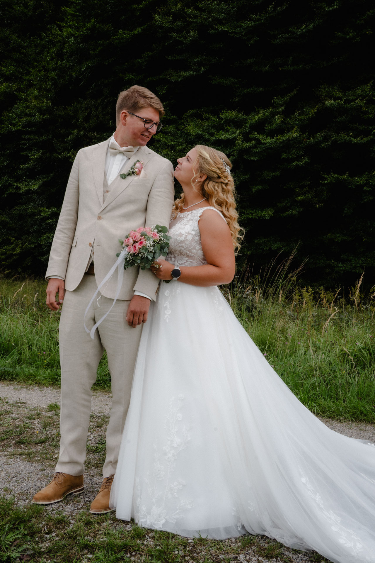 Braut und Bräutigam schauen sich verliebt an.