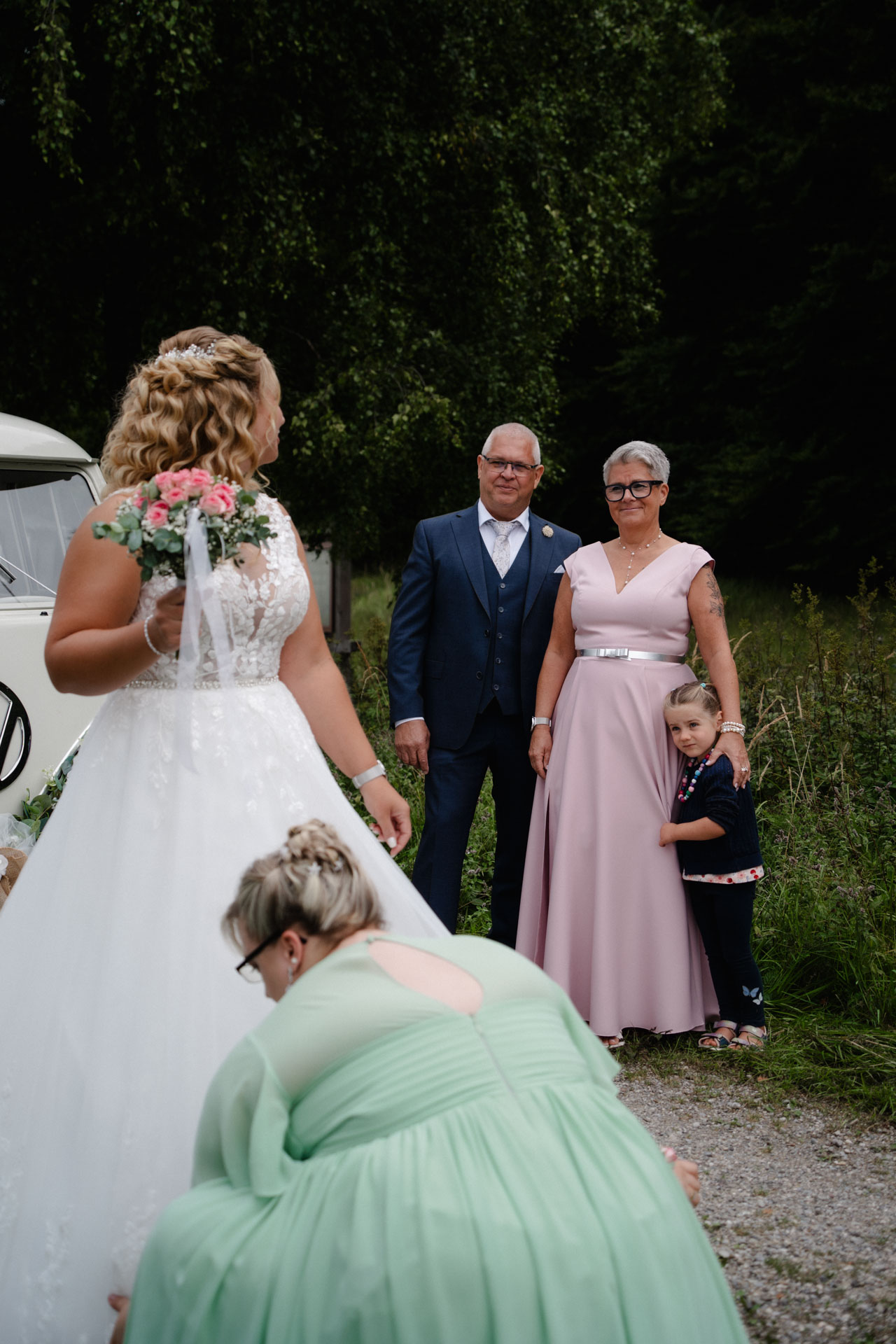 Stolze Eltern die der Braut bei ihren Vorbereitungen zusehen.