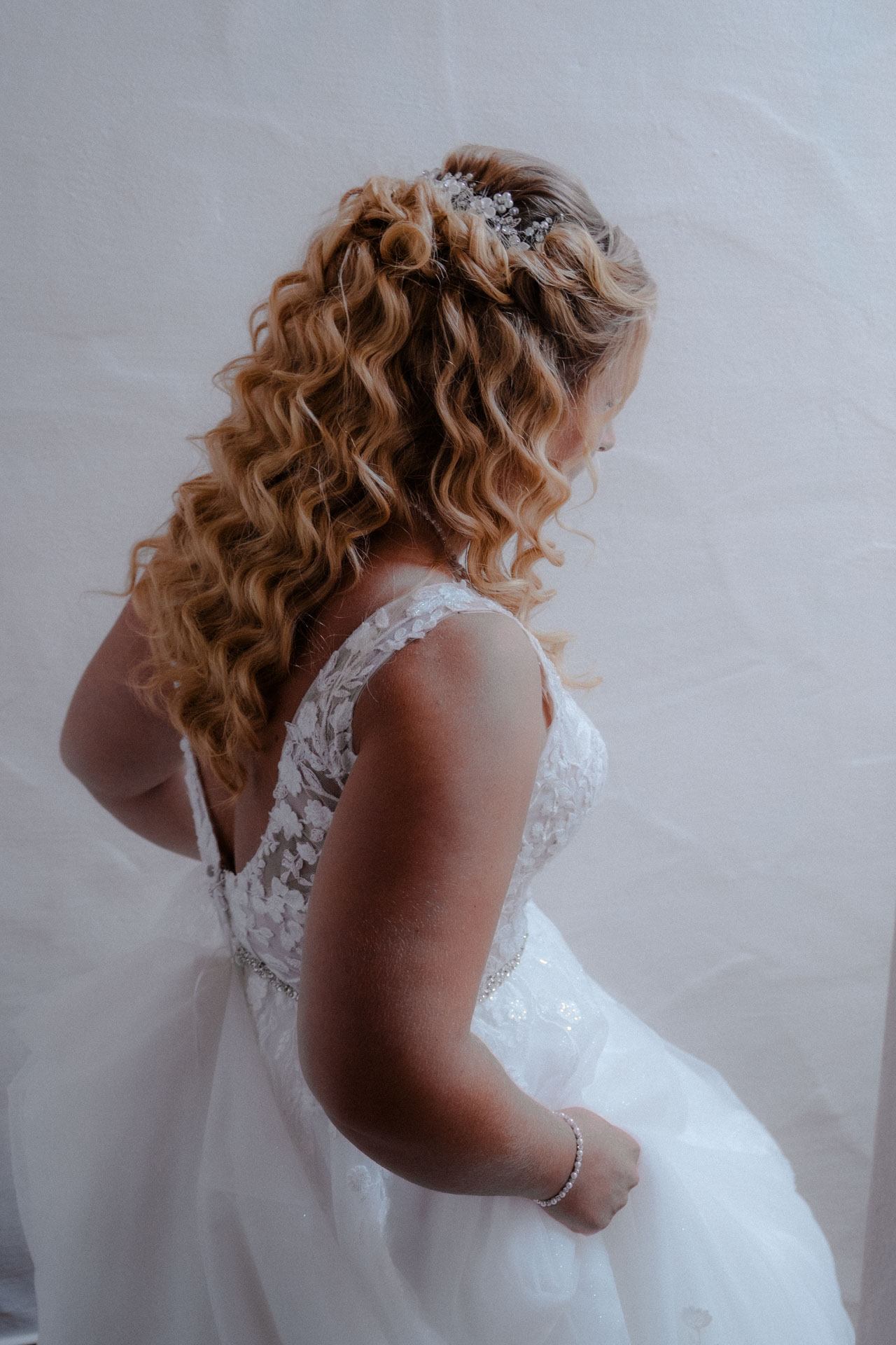 Eine Braut von hinten, die die Treppe hinunter geht.