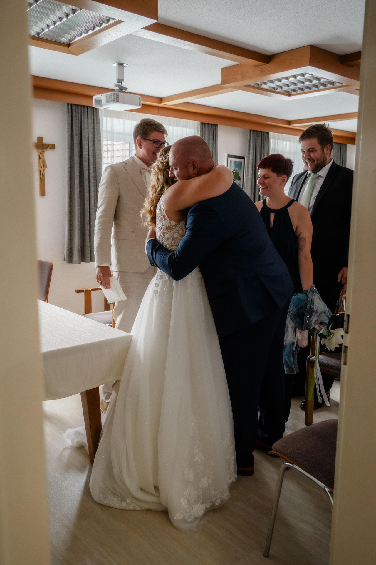 Die Braut wird vom Schwager zur Ehe beglückwünscht.