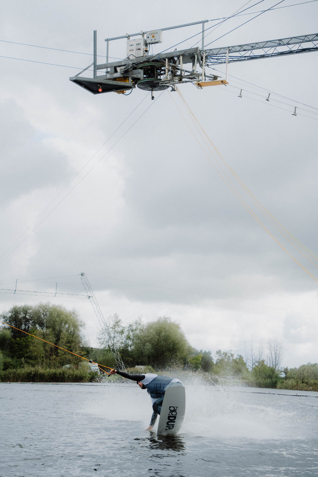 Wakeboarder im Wasser, ästhetisch in Szene gesetzt, das Foto ist im Rahmen der Event- und Sportfotografie entstanden. Thannhausen, Turncable