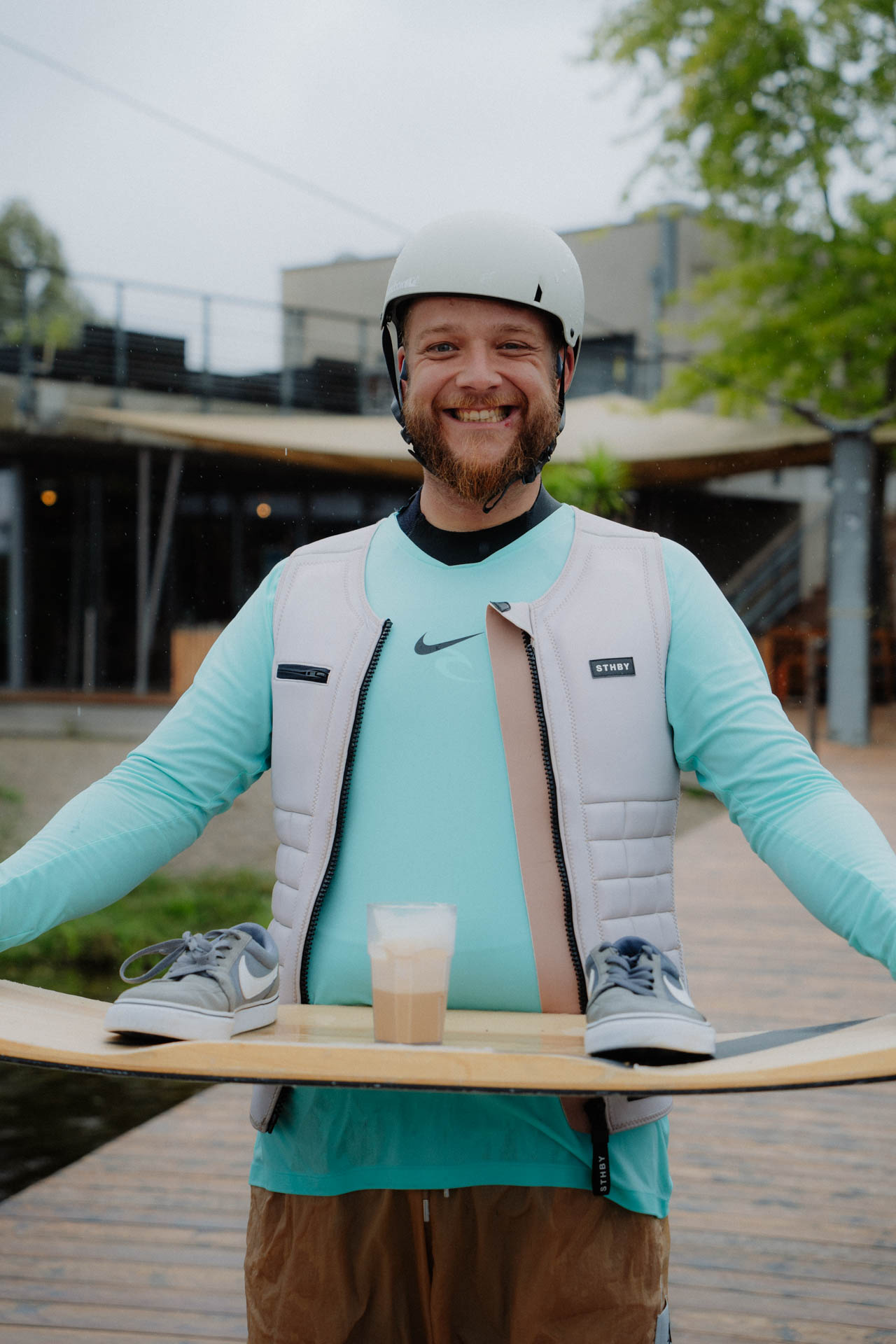 Wakeskater der einen Kaffee auf dem Brett transportiert, das Foto ist im Rahmen der Event- und Sportfotografie entstanden. Thannhausen, Turncable