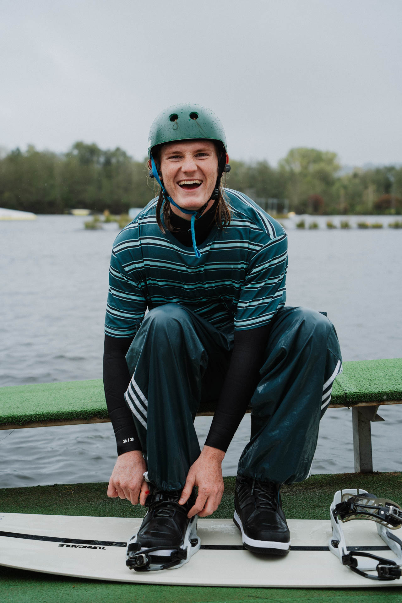 Wakeboarder beim Schuhe anziehen, das Foto ist im Rahmen der Event- und Sportfotografie entstanden. Thannhausen, Turncable