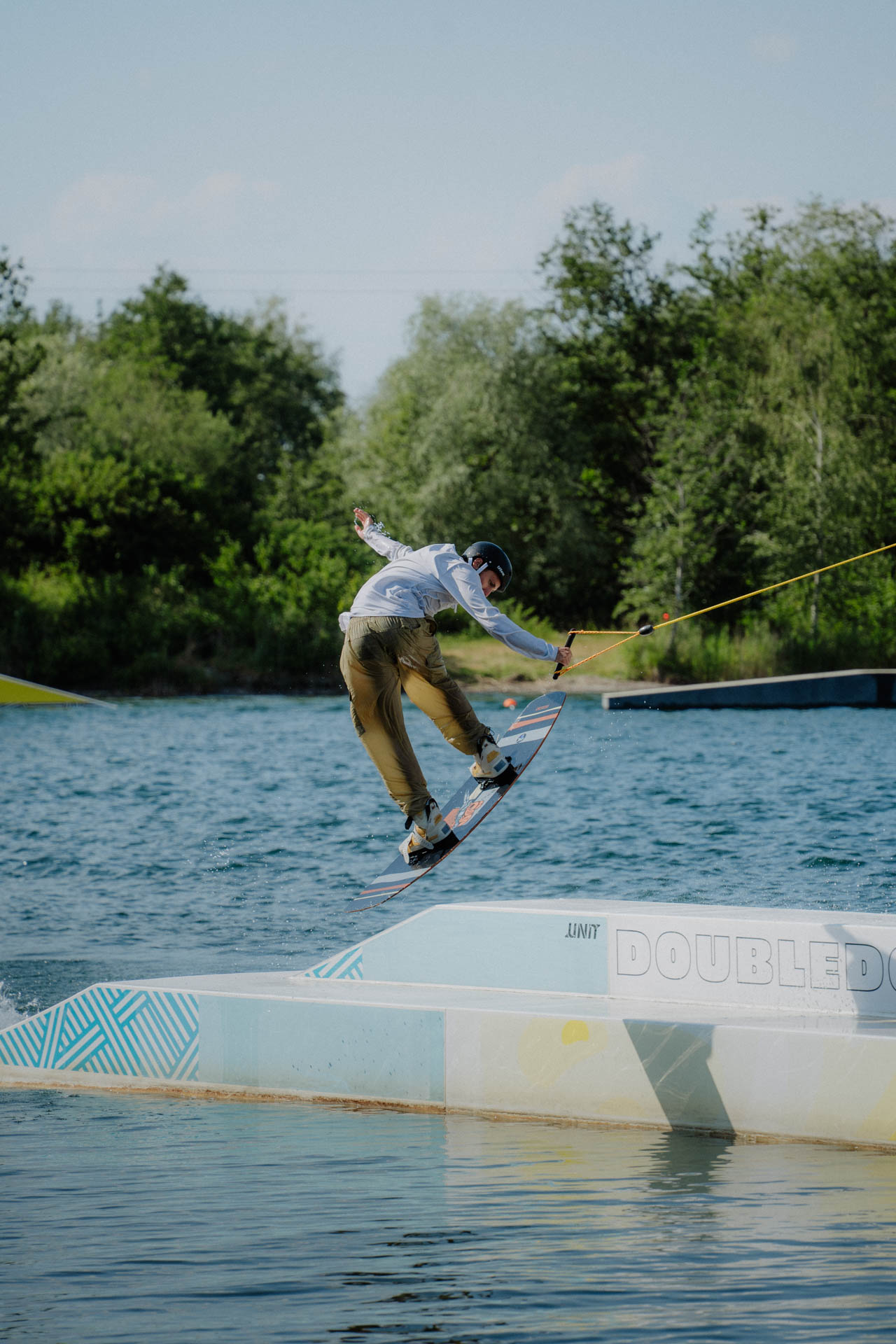 Wakeboarder auf einem Obstacle, ästhetisch in Szene gesetzt, das Foto ist im Rahmen der Event- und Sportfotografie entstanden. Thannhausen, Turncable