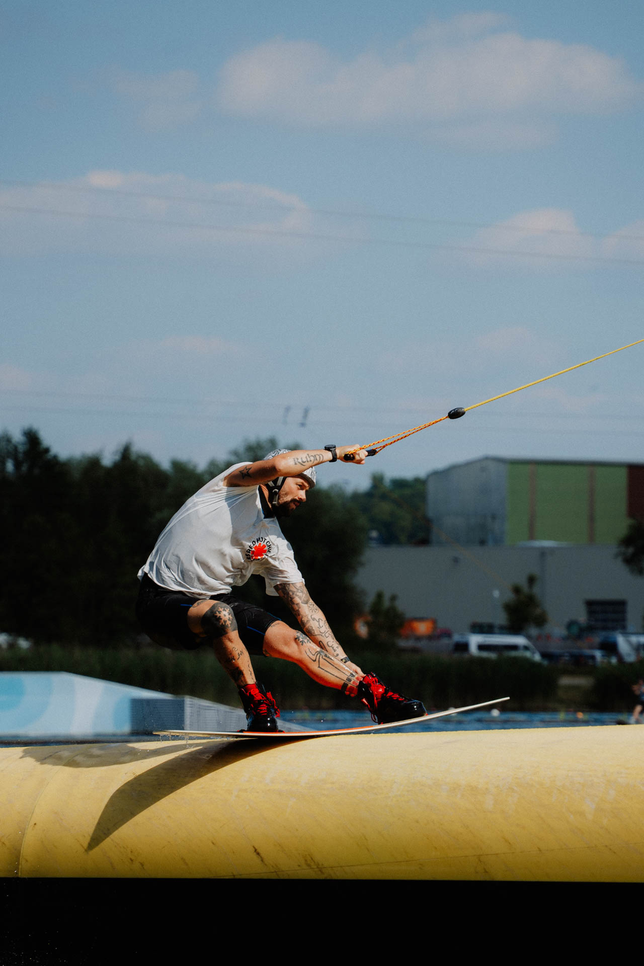 Wakeboarder auf einem Obstacle, ästhetisch in Szene gesetzt, das Foto ist im Rahmen der Event- und Sportfotografie entstanden. Thannhausen, Turncable