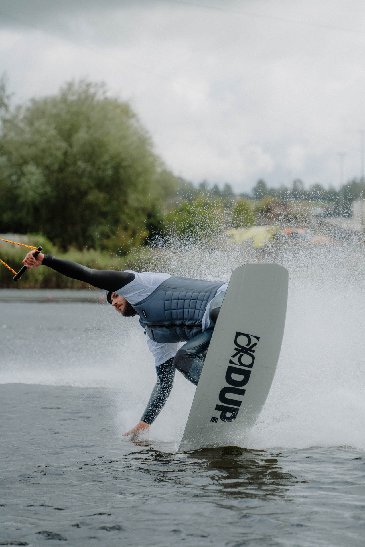 Wakeboarder im Wasser, ästhetisch in Szene gesetzt, das Foto ist im Rahmen der Event- und Sportfotografie entstanden. Thannhausen, Turncable