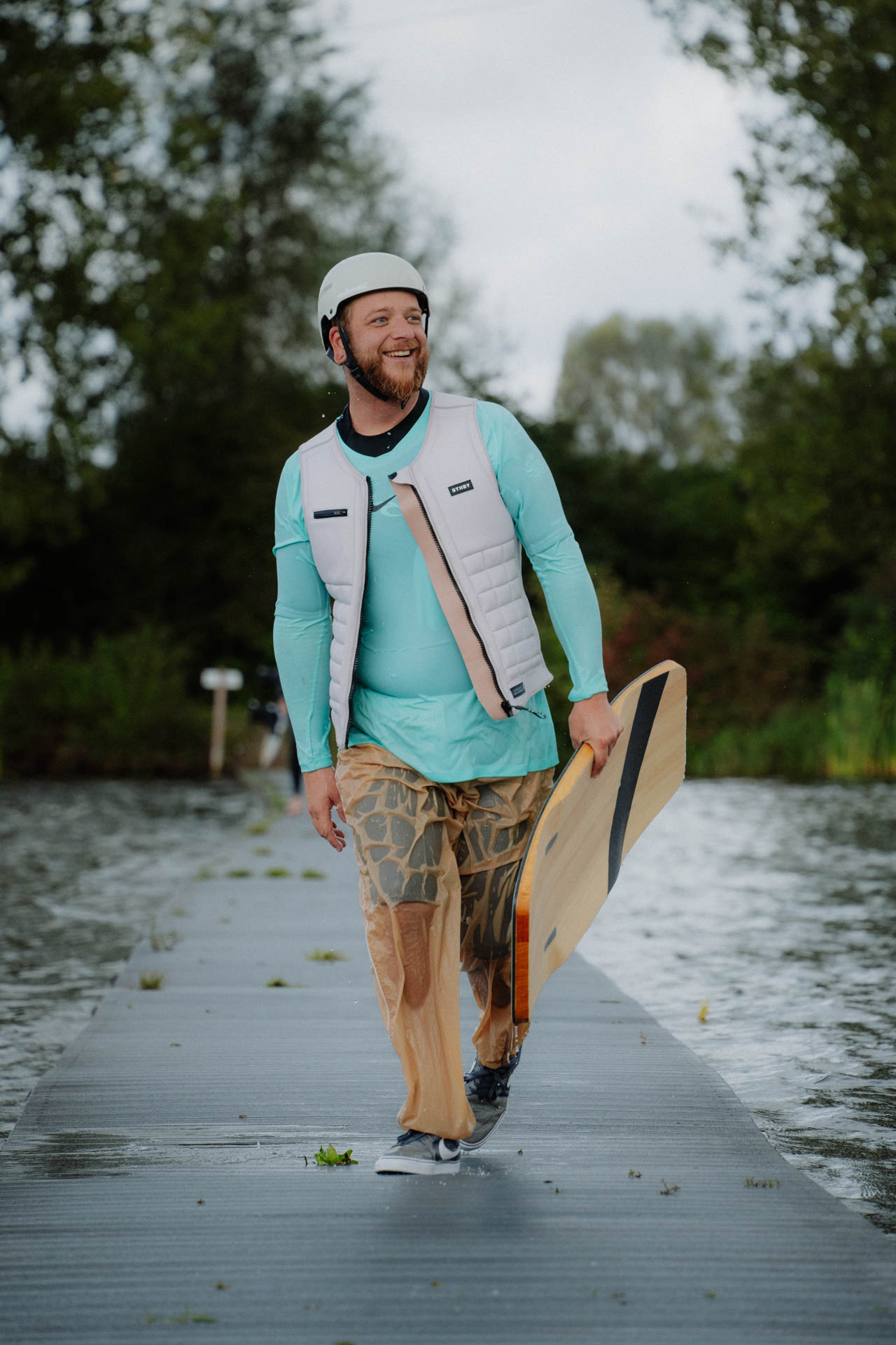 Wakeskater auf einem Steg, das Foto ist im Rahmen der Event- und Sportfotografie entstanden. Thannhausen, Turncable