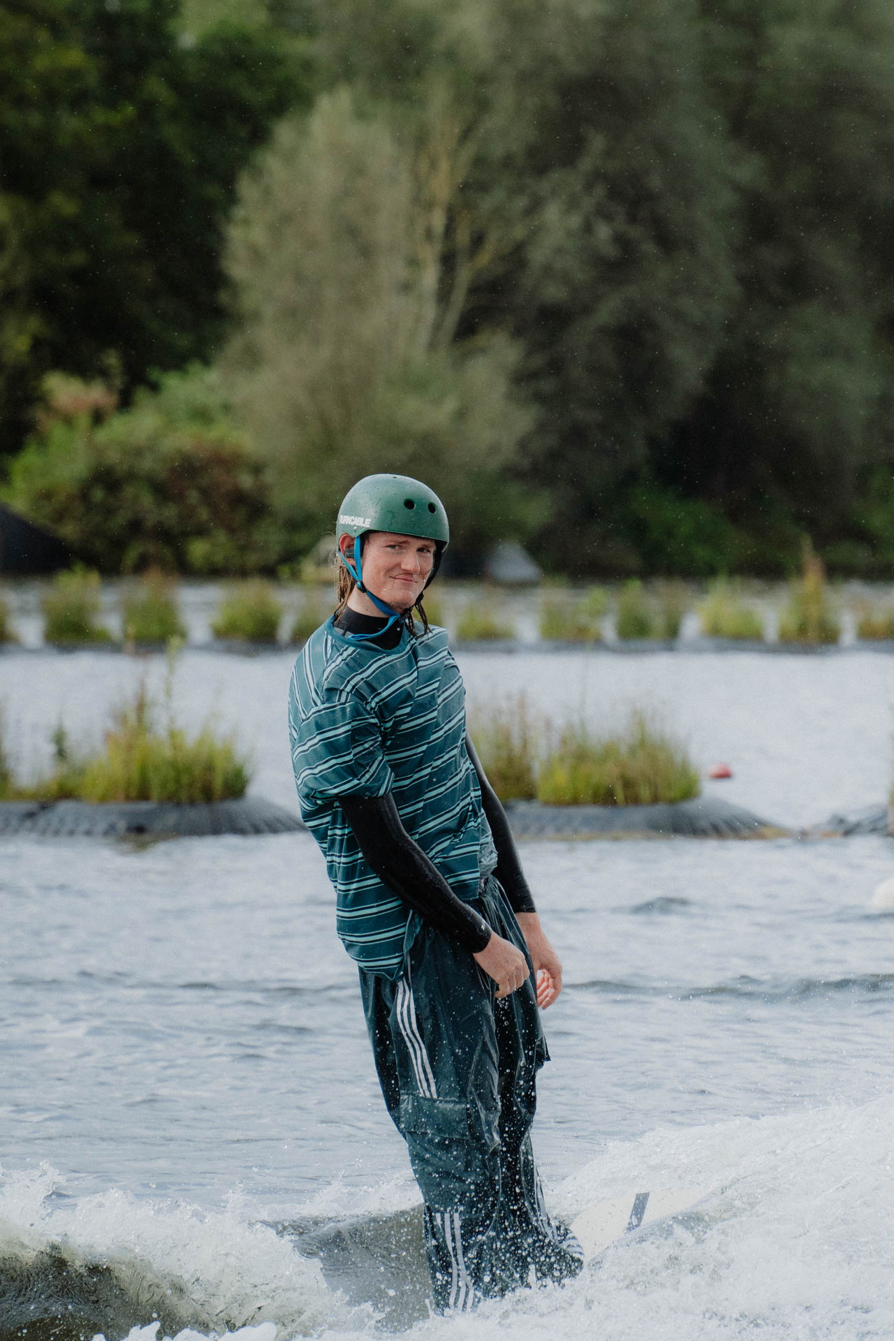 Wakeboarder der im Wasser versinkt, das Foto ist im Rahmen der Event- und Sportfotografie entstanden. Thannhausen, Turncable