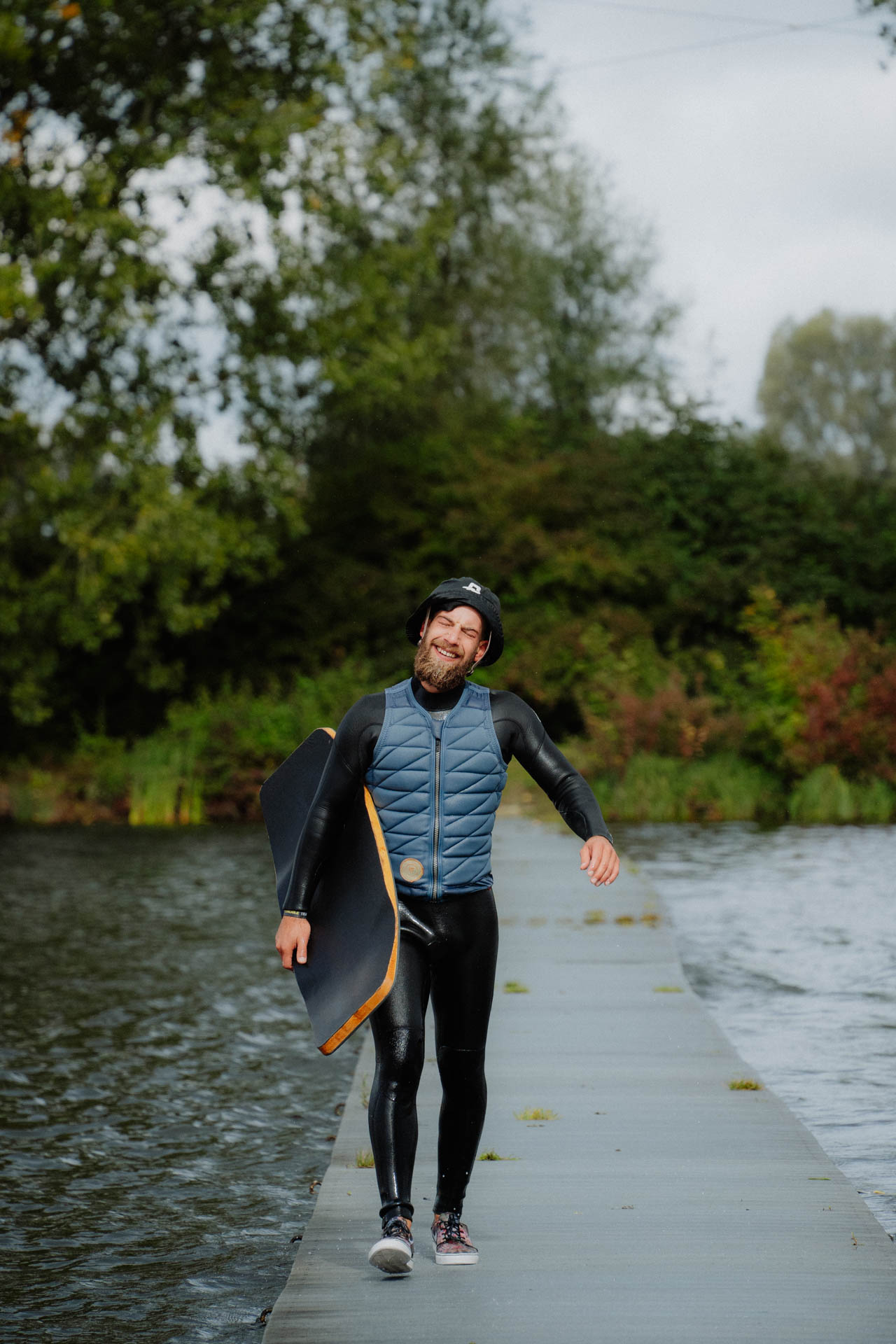 Wakeskater auf einem Steg, das Foto ist im Rahmen der Event- und Sportfotografie entstanden. Thannhausen, Turncable