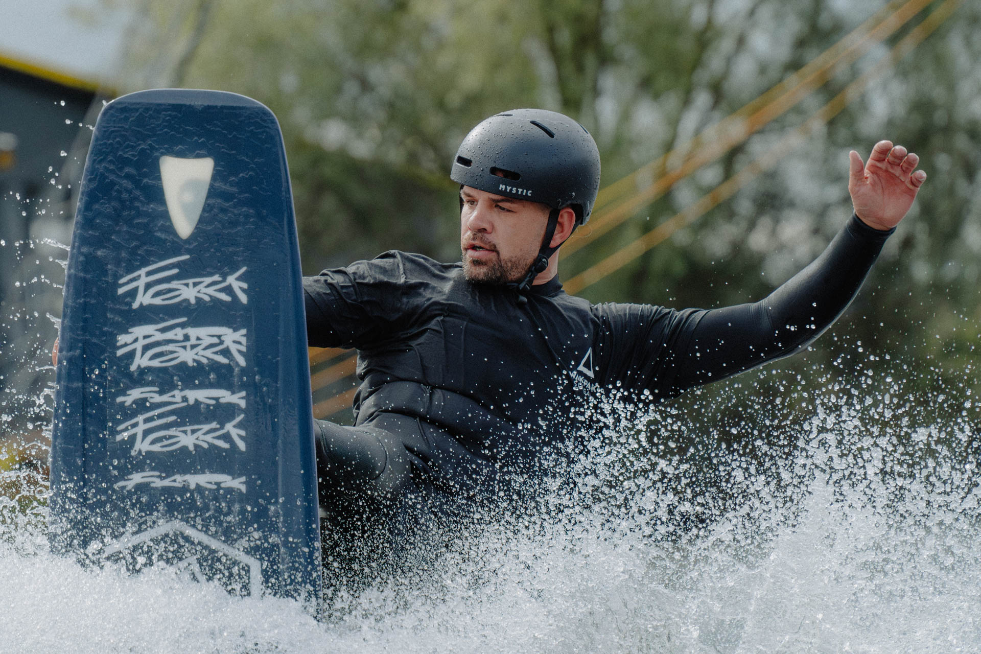 Wakeboarder im Wasser, ästhetisch in Szene gesetzt, das Foto ist im Rahmen der Event- und Sportfotografie entstanden. Thannhausen, Turncable