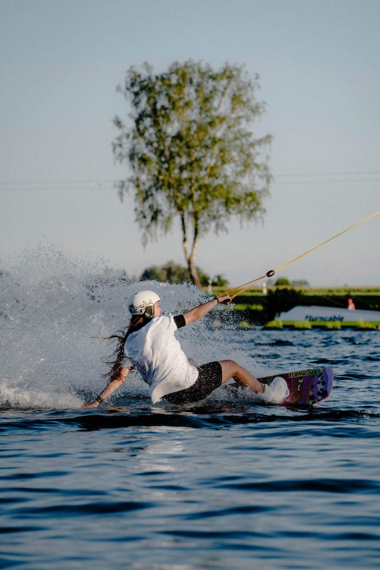 Wakeboarder im Wasser, ästhetisch in Szene gesetzt, das Foto ist im Rahmen der Event- und Sportfotografie entstanden. Thannhausen, Turncable