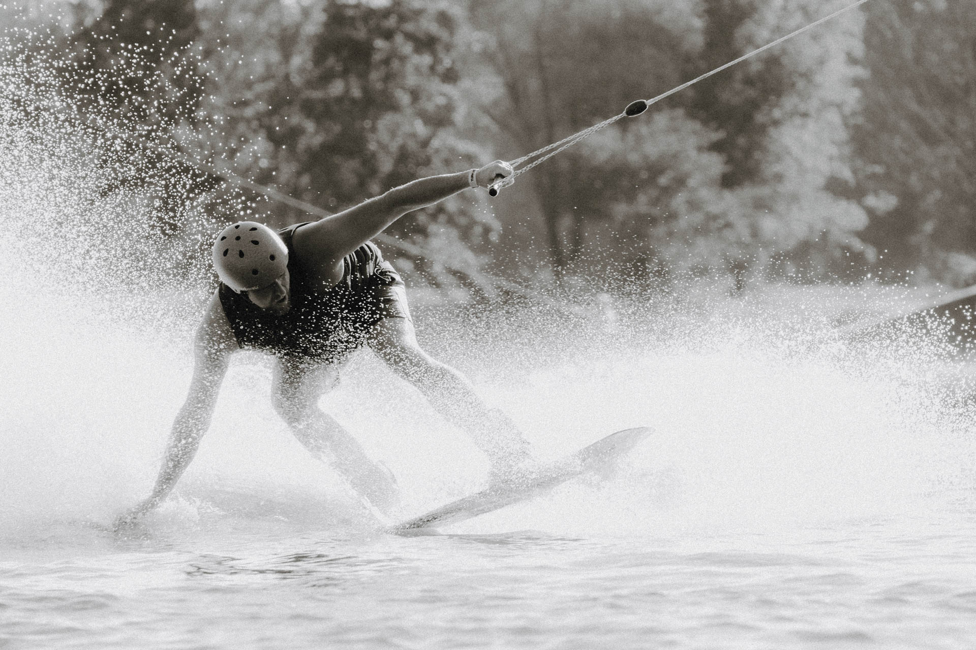 Wakeboarder im Wasser, ästhetisch in Szene gesetzt, das Foto ist im Rahmen der Event- und Sportfotografie entstanden. Thannhausen, Turncable
