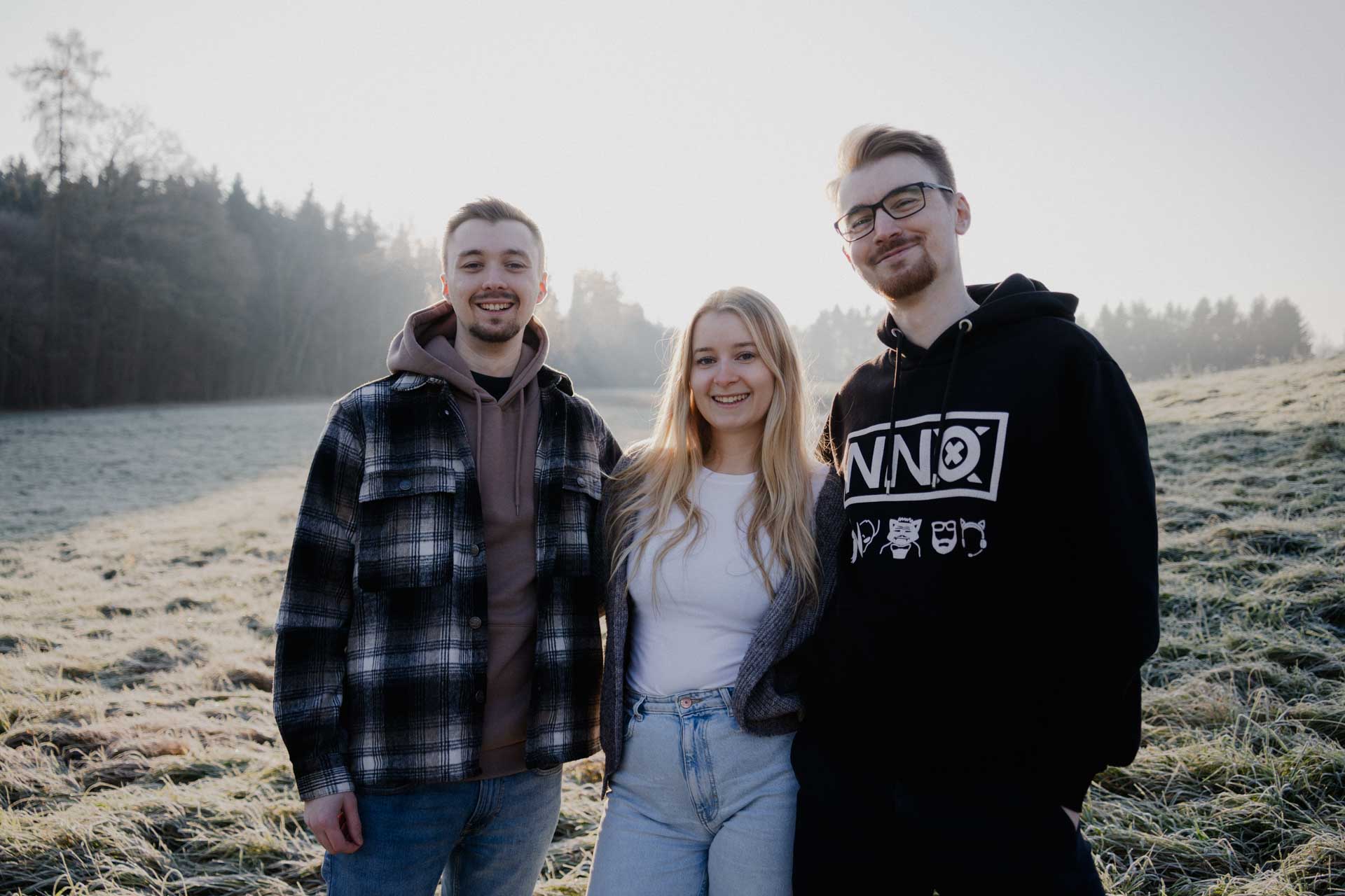 Drei Geschwister im herbstlichen Sonnenaufgang, das Foto ist im Rahmen der Familienfotografie entstanden