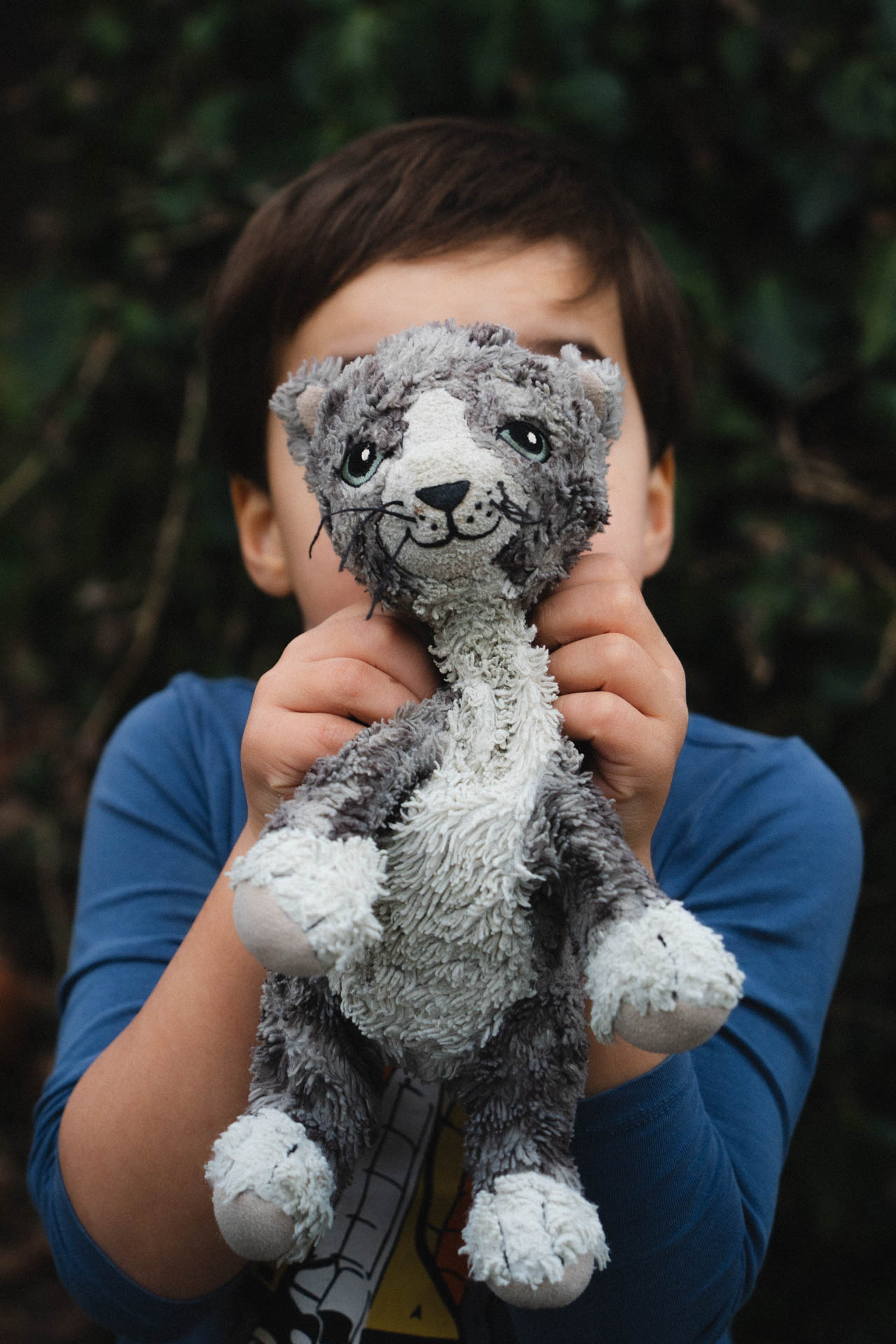 Das Foto eines Jungen mit seinem Kuscheltier, das Foto ist im Rahmen der Familienfotografie entstanden