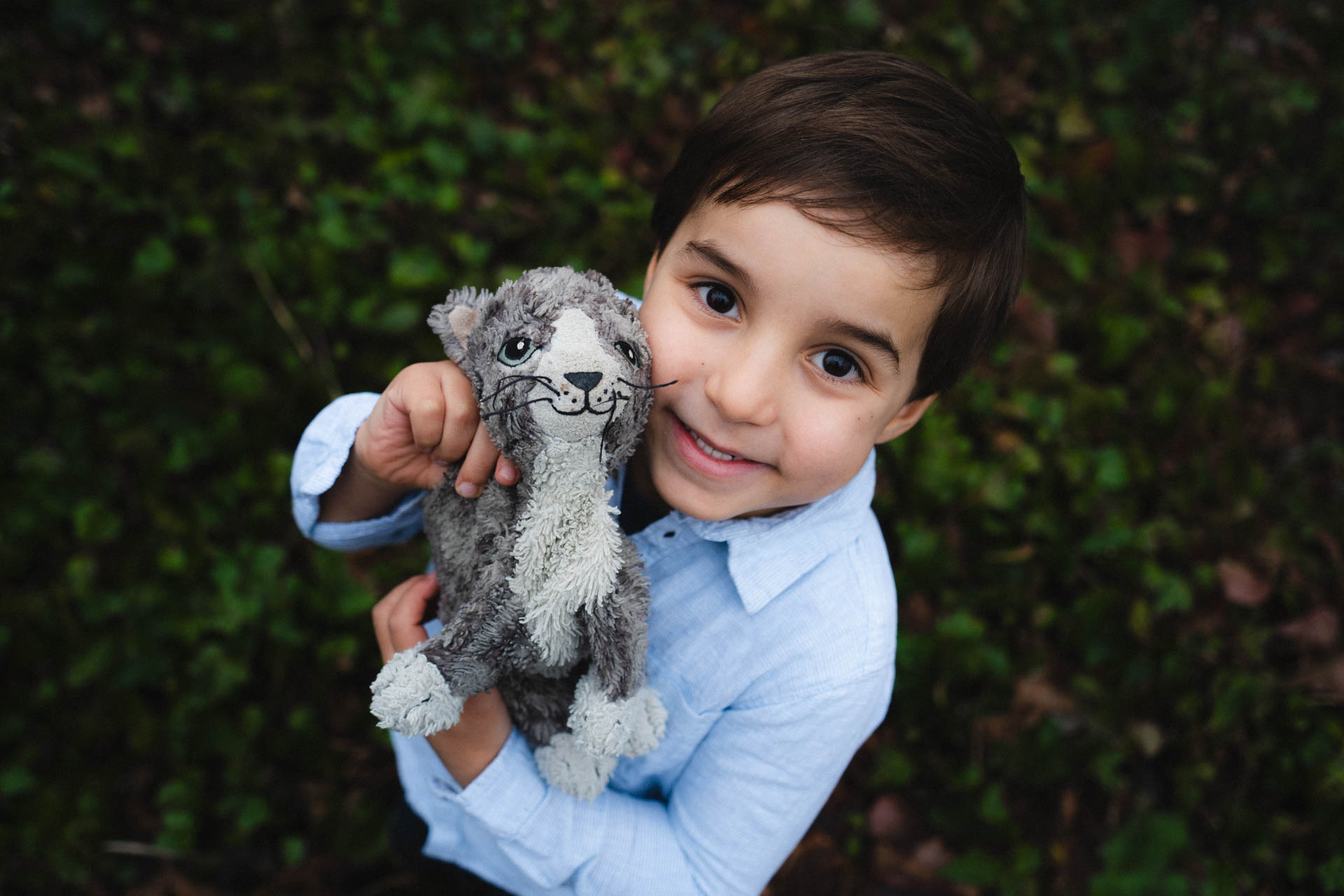 Das Foto eines Jungen mit seinem Kuscheltier, das Foto ist im Rahmen der Familienfotografie entstanden