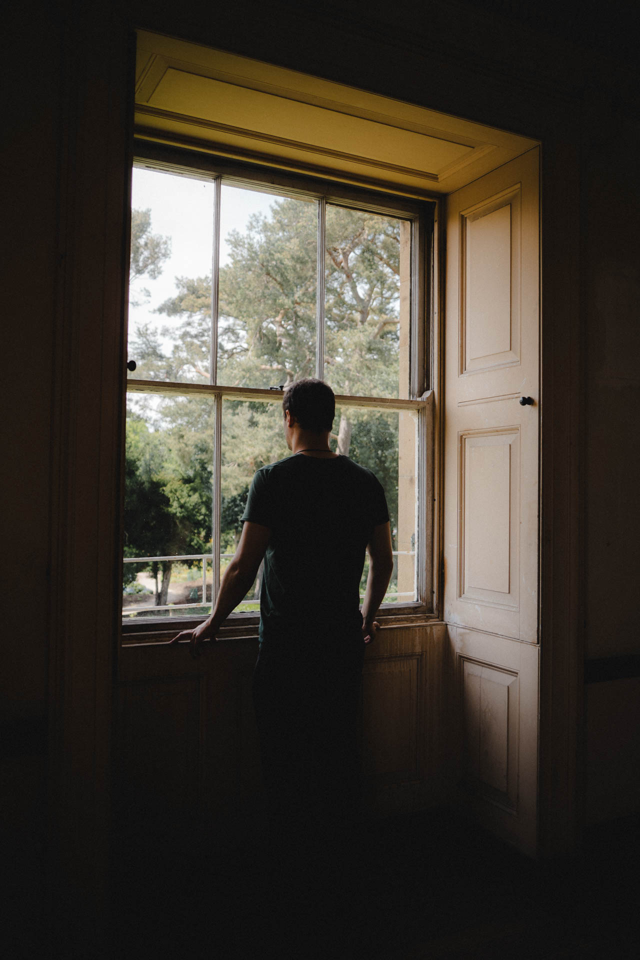Die Silhouette eines Mannes vor einem Fenster eines Schlosses von English Heritage, das Foto ist im Rahmen der Museumsfotografie im Bereich der Businessfotografie entstanden