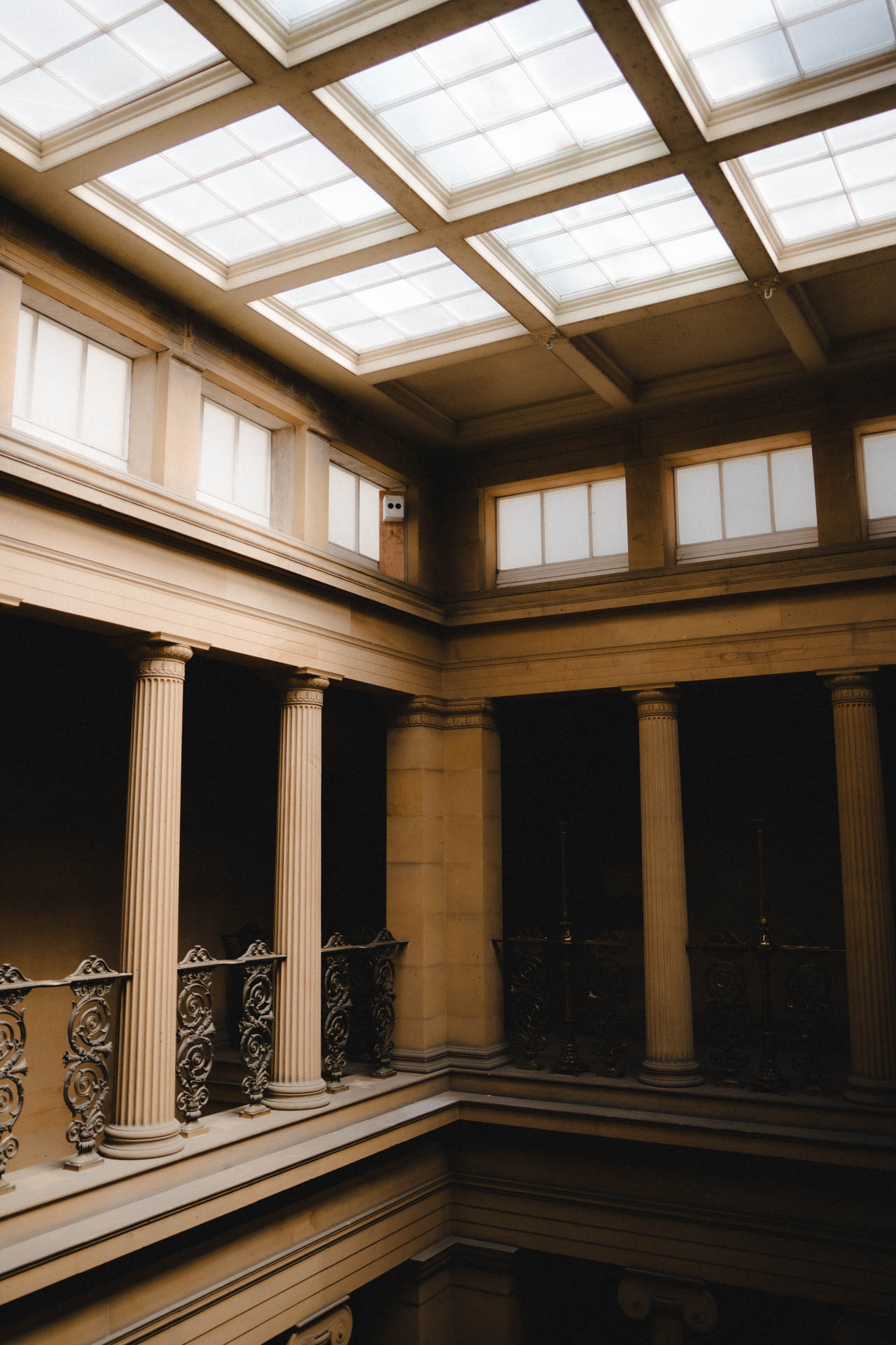 Licht fällt durch die Fenster eines Schlosses von English Heritage, das Foto ist im Rahmen der Museumsfotografie im Bereich der Businessfotografie entstanden