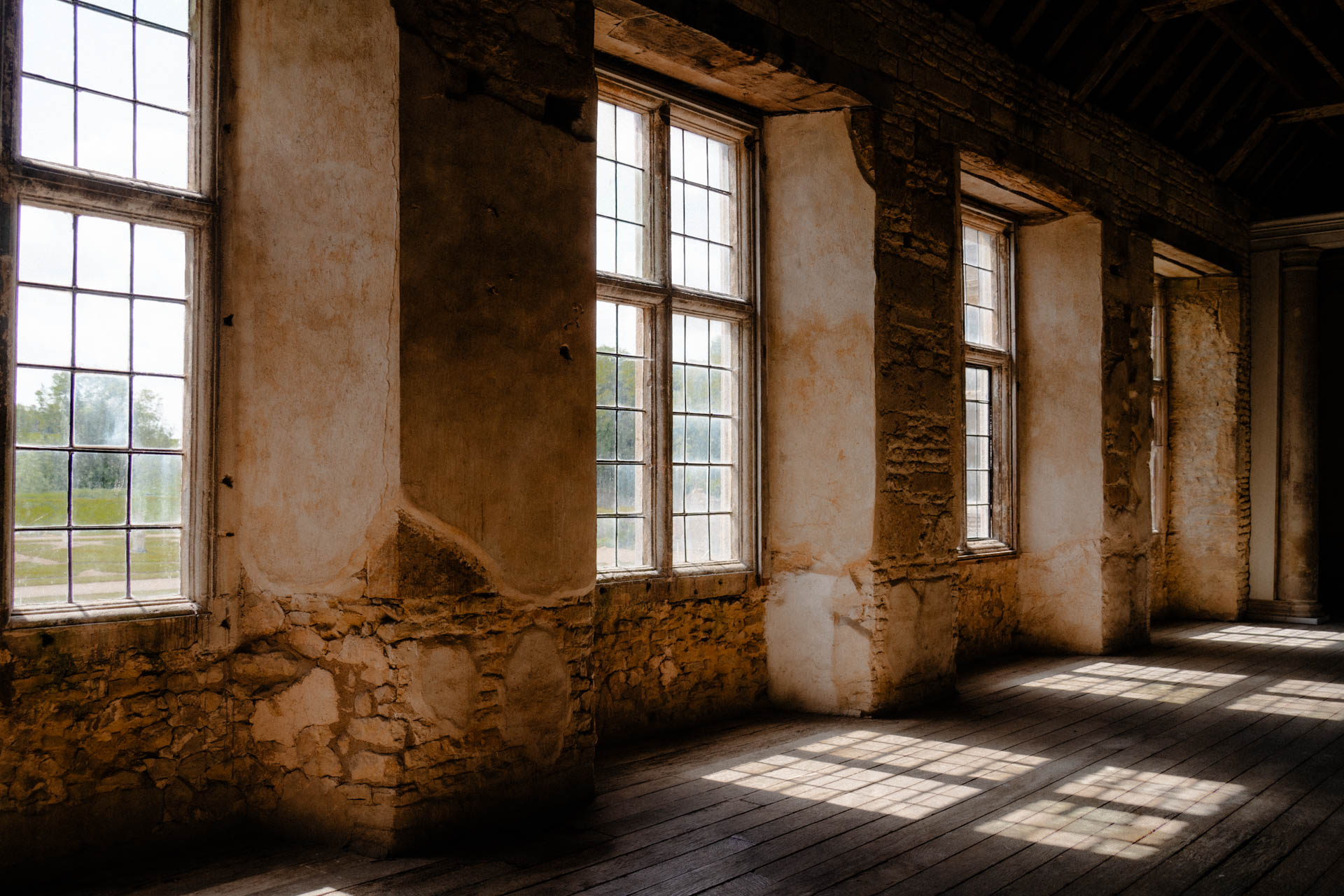 Licht fällt durch die Fenster eines Schlosses von English Heritage, das Foto ist im Rahmen der Museumsfotografie im Bereich der Businessfotografie entstanden