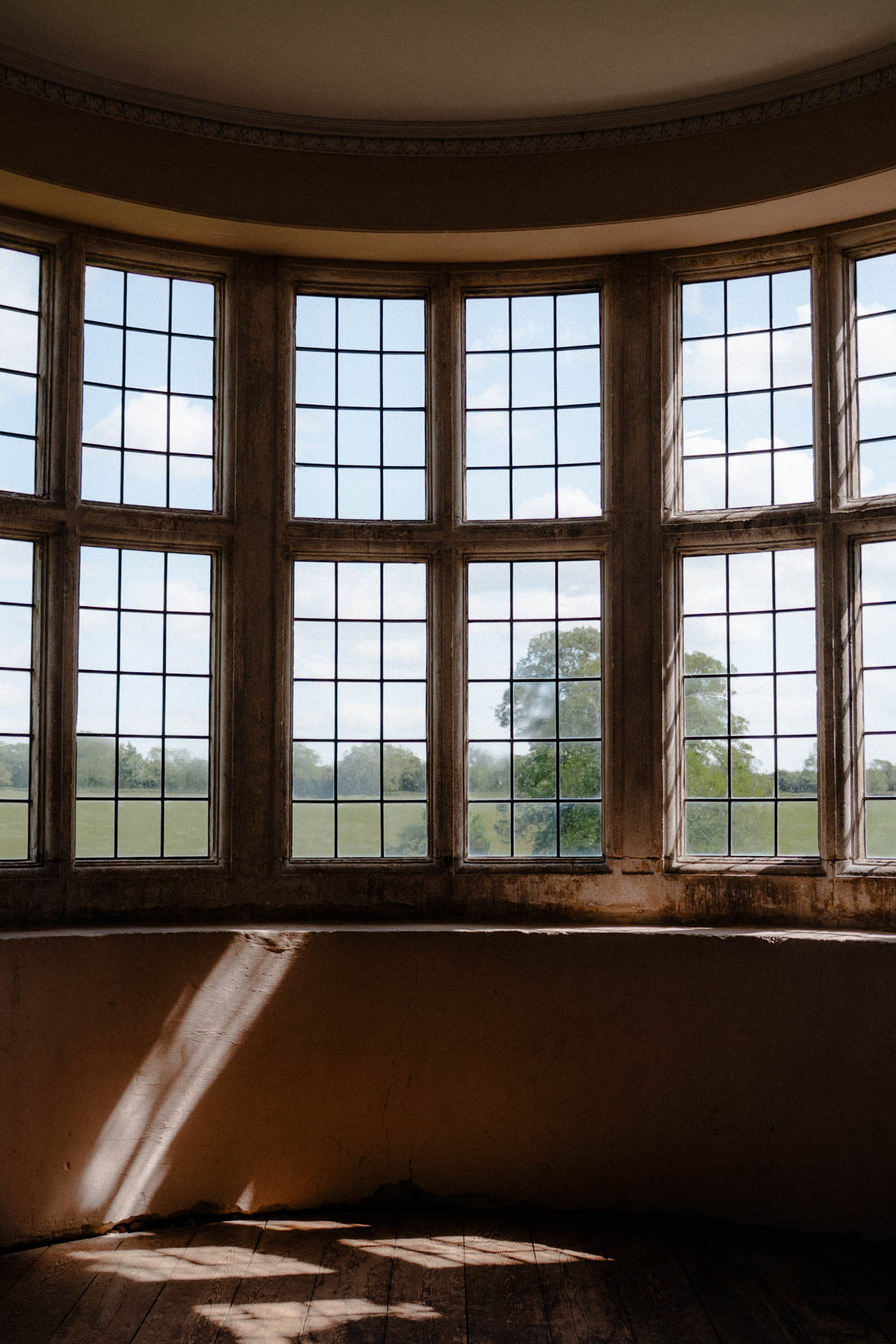 Licht fällt durch die Fenster eines Schlosses von English Heritage, das Foto ist im Rahmen der Museumsfotografie im Bereich der Businessfotografie entstanden
