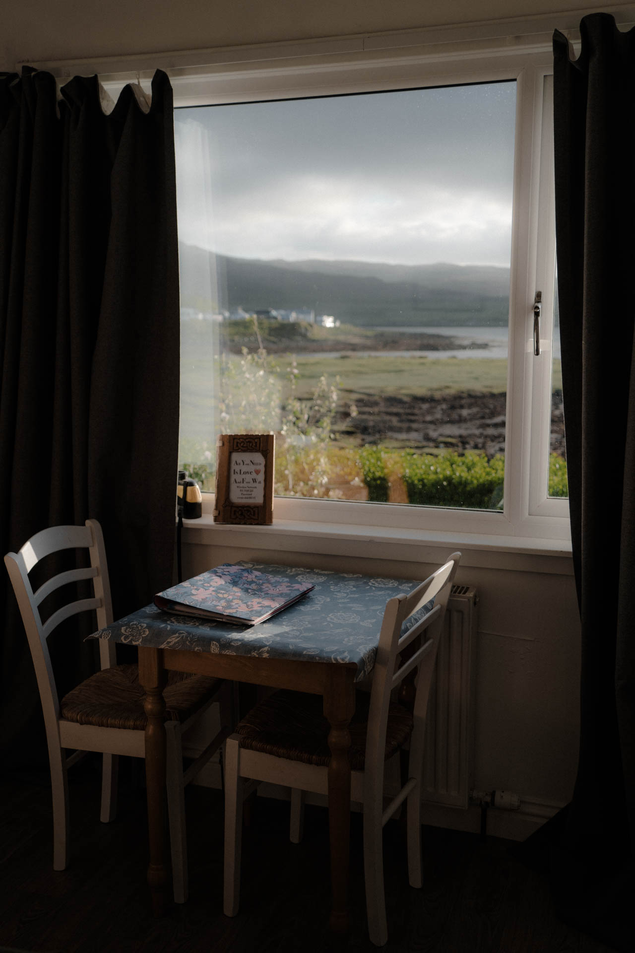 Der Blick aus einem Hotelzimmer auf die Isle of Skye, das Foto ist im Rahmen der Hotelfotografie entstanden