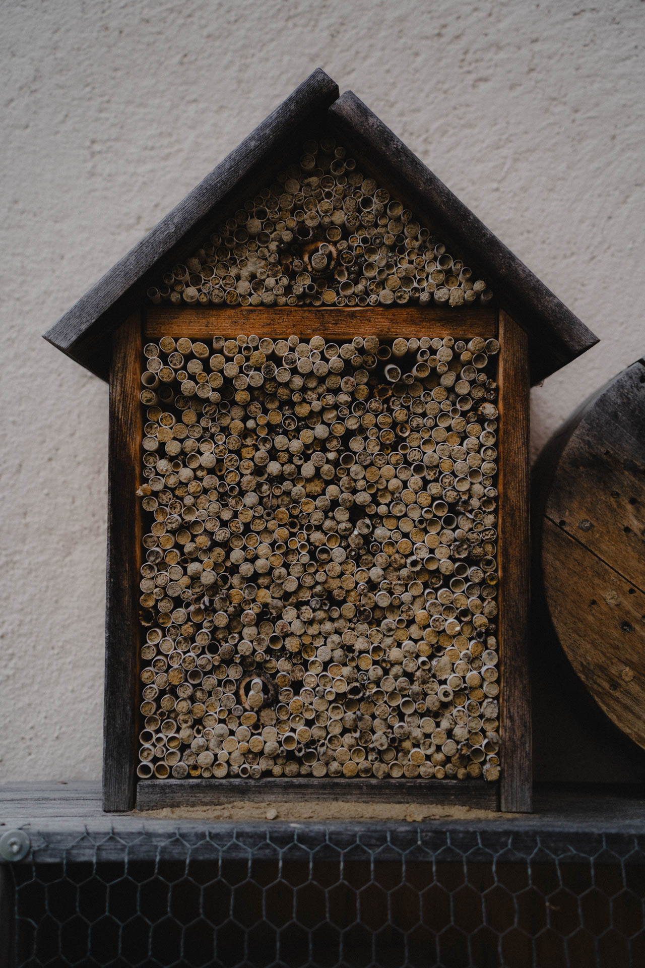 Ein Insektenhotel, das Foto ist im Rahmen einer Lifestyle Editorial Fotostrecke für Magazine entstanden