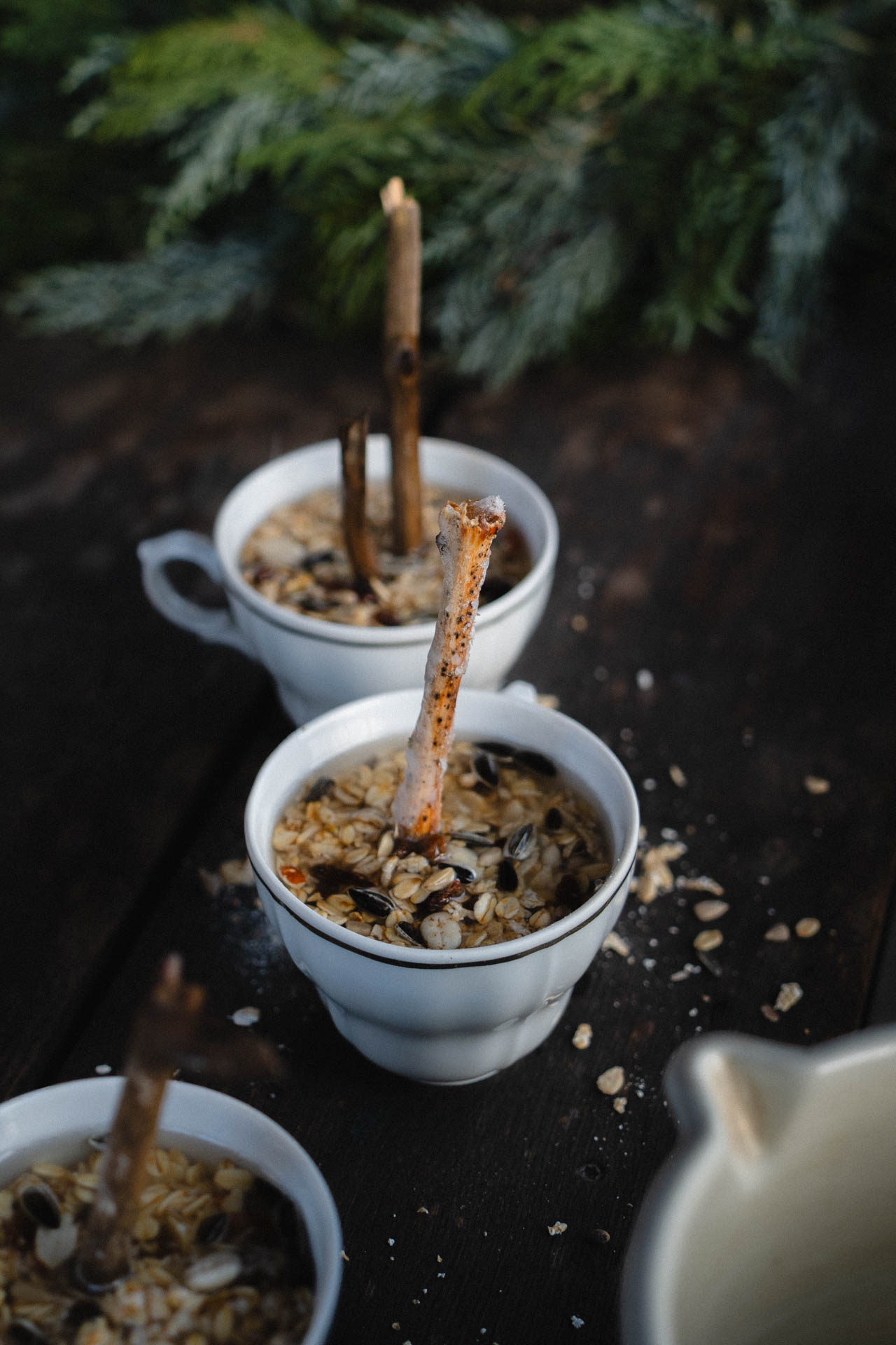 Eine Nahaufnahme davon, wie man Vogelfutter in Tassen zubereitet, das Foto ist im Rahmen einer Lifestyle Editorial Fotostrecke für Magazine entstanden, DIY Projekt