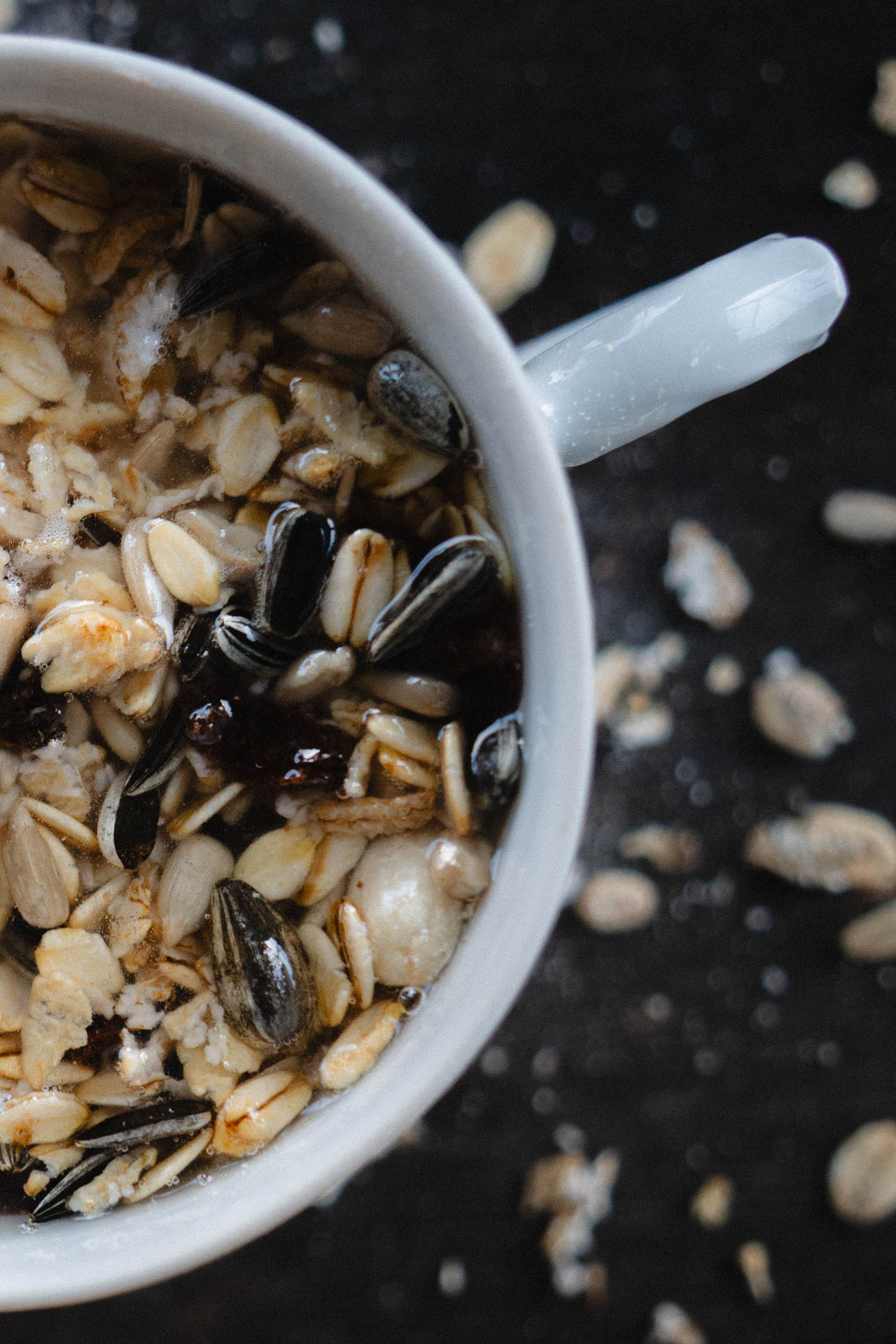 Eine Nahaufnahme davon, wie man Vogelfutter in Tassen zubereitet, das Foto ist im Rahmen einer Lifestyle Editorial Fotostrecke für Magazine entstanden, DIY Projekt