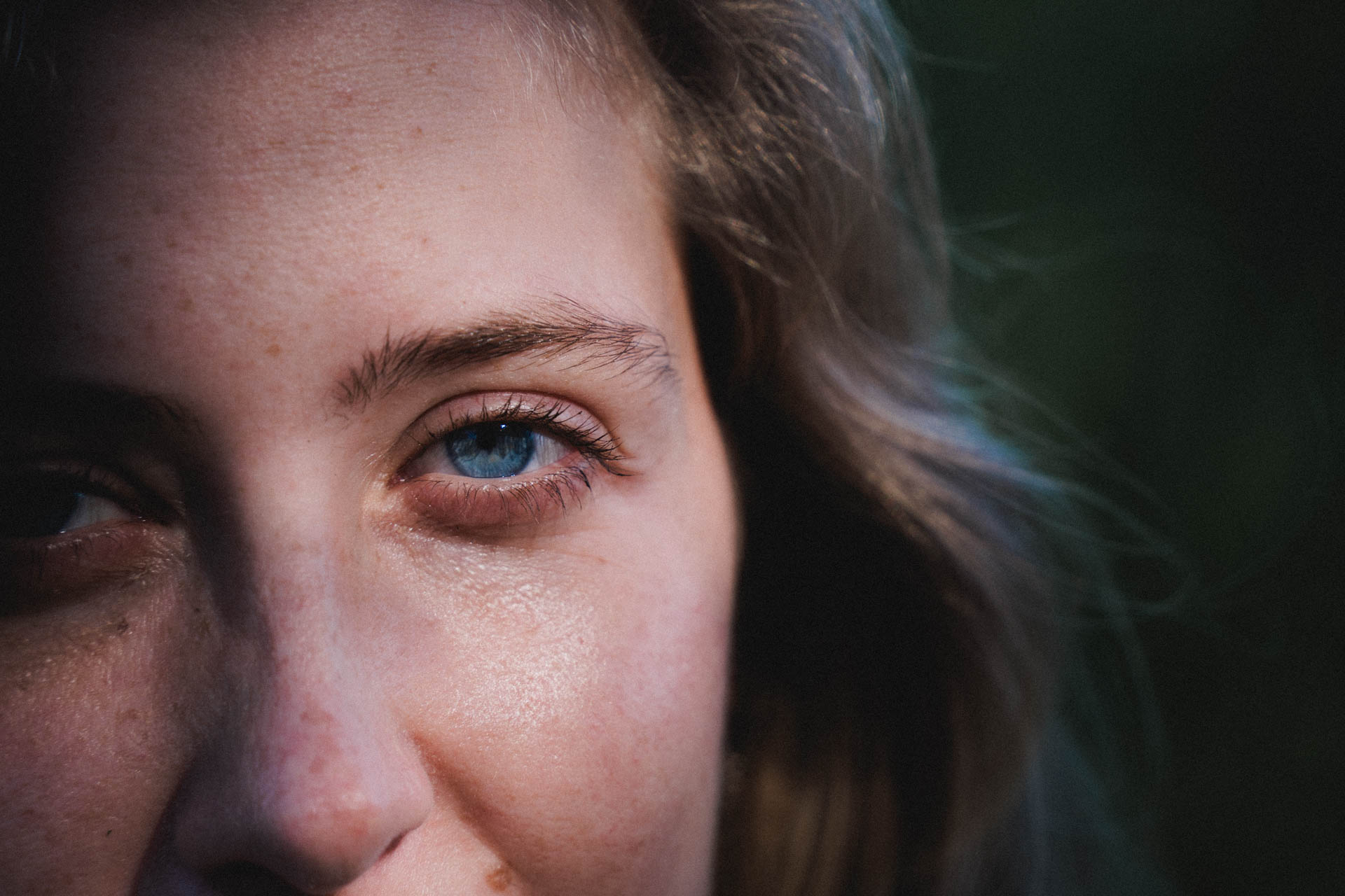 Die blauen Augen einer Frau, stimmig und ästhetisch. Das Foto ist im Rahmen der Portraitfotografie entstanden.