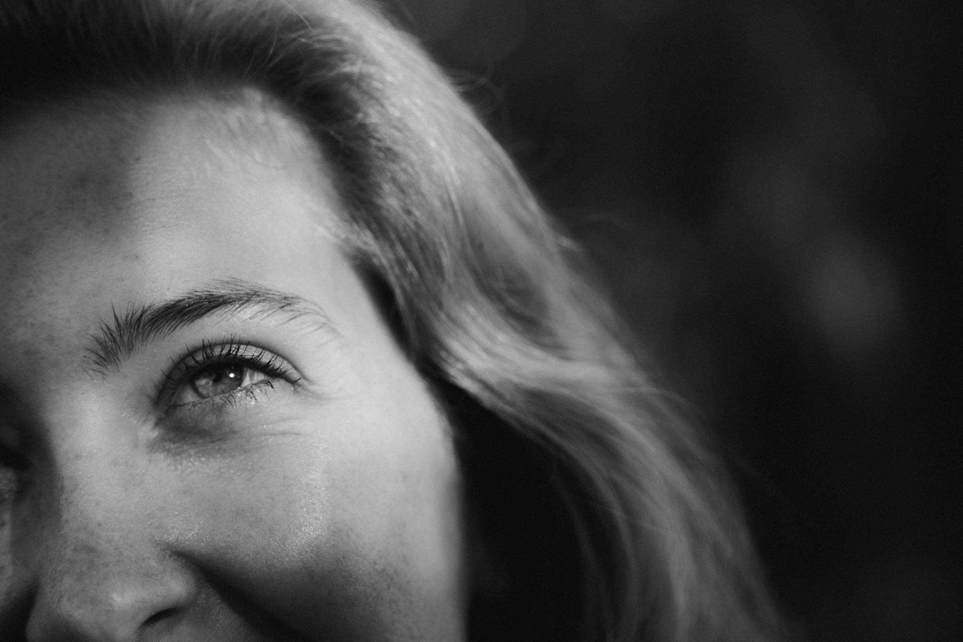 Das monochrome Foto eines Auges einer Frau, das Foto ist im Rahmen der Portraitfotografie entstanden.