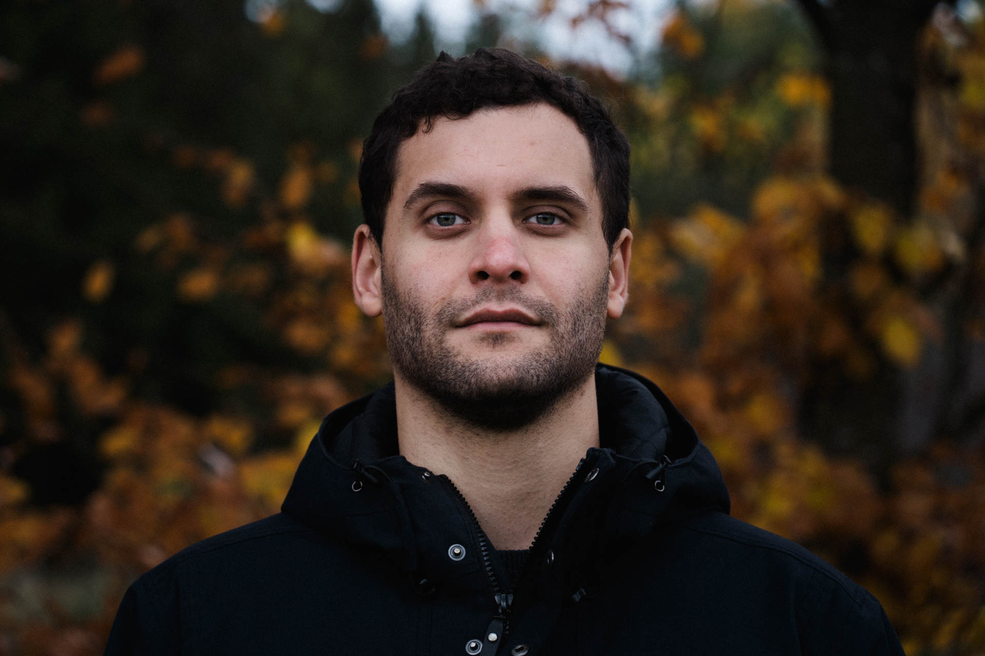 Das Portrait eines Mannes, stimmig für Businessfotografie.