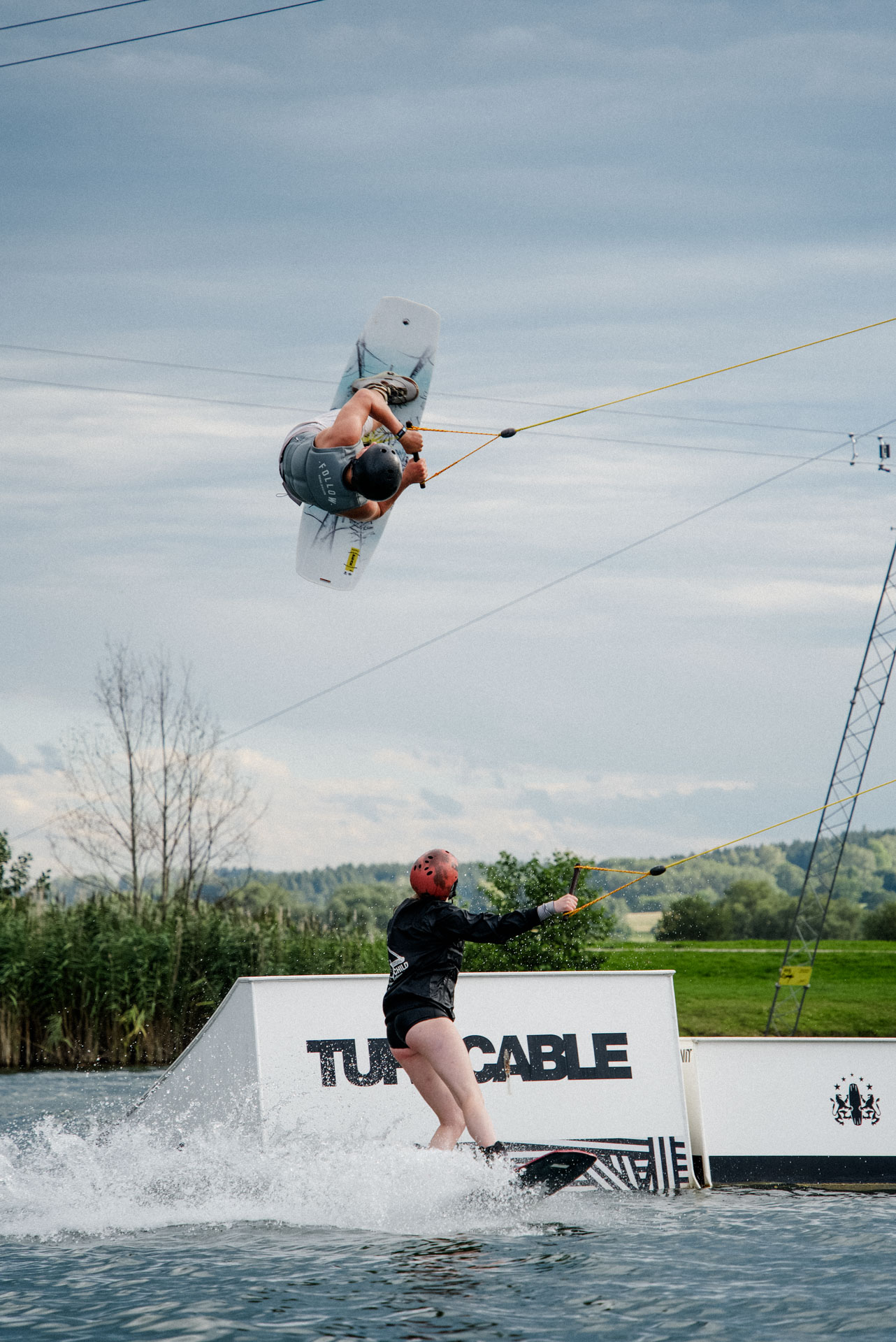 Zwei Wakeboarder, ästhetisch in Szene gesetzt, das Foto ist im Rahmen der Event- und Sportfotografie entstanden. Thannhausen, Turncable