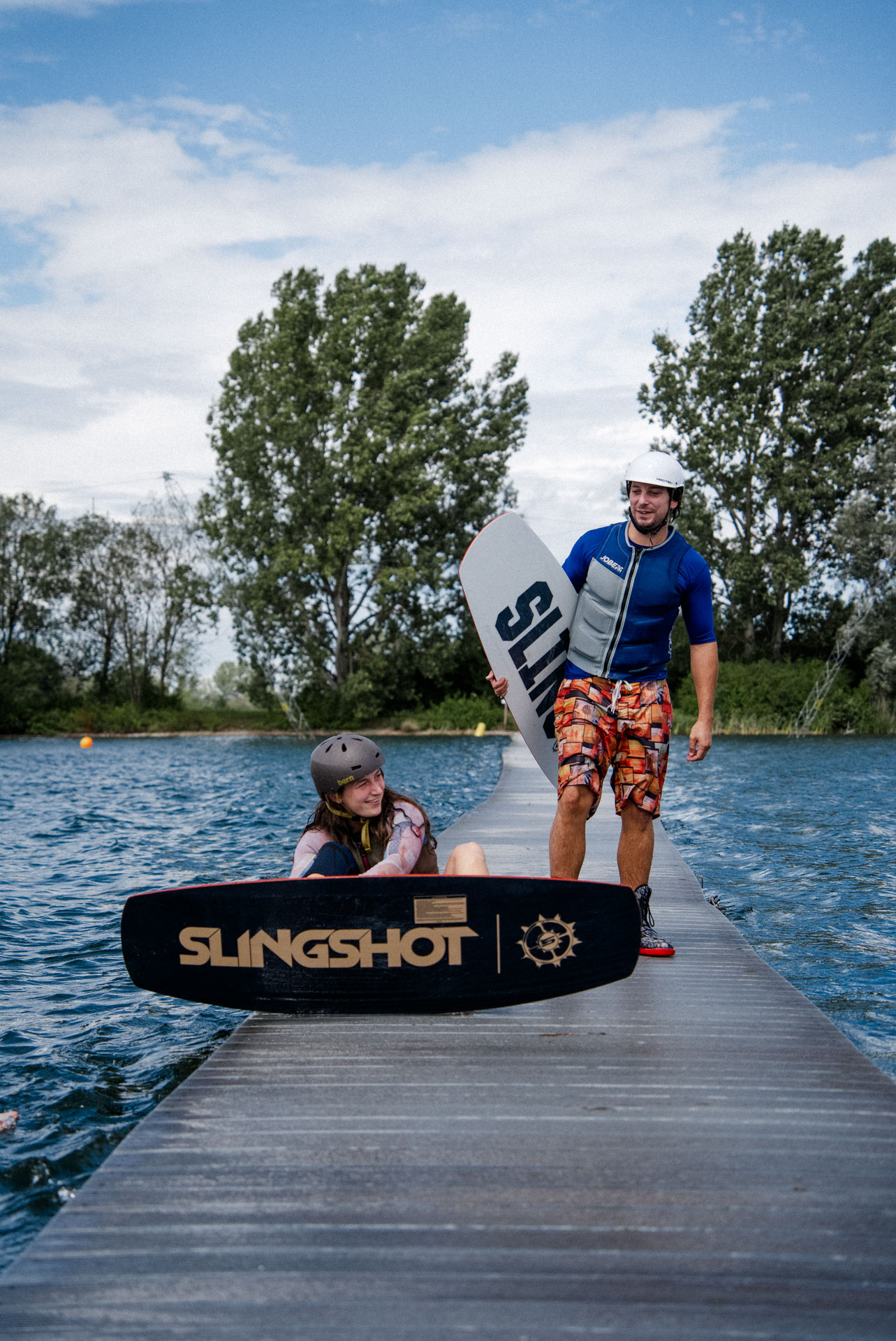 Zwei Wakeboarder mit Slingshot-Brettern, das Foto ist im Rahmen der Event- und Sportfotografie entstanden. Thannhausen, Turncable
