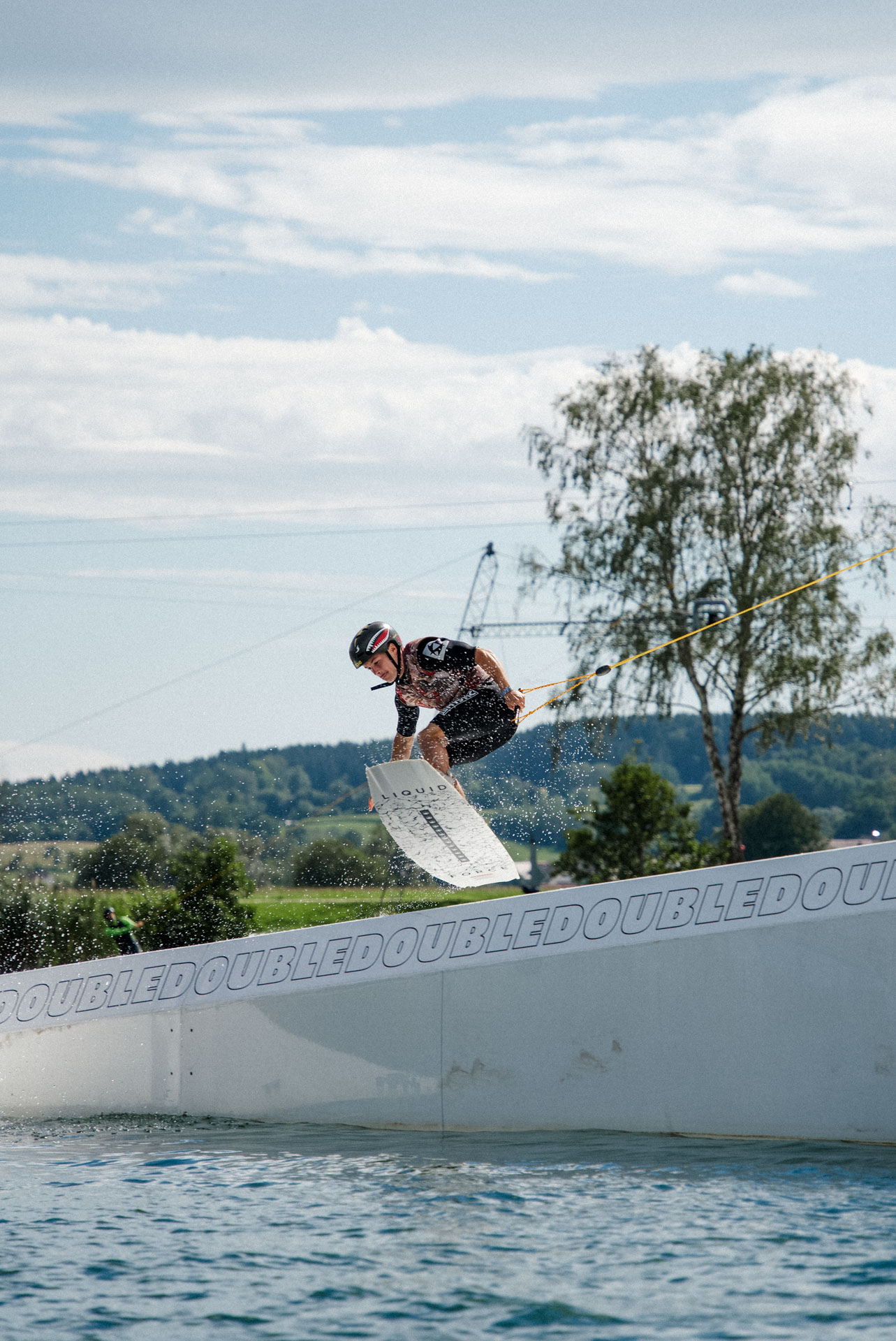 Wakeboarder auf einem Obstacle, ästhetisch in Szene gesetzt, das Foto ist im Rahmen der Event- und Sportfotografie entstanden. Thannhausen, Turncable